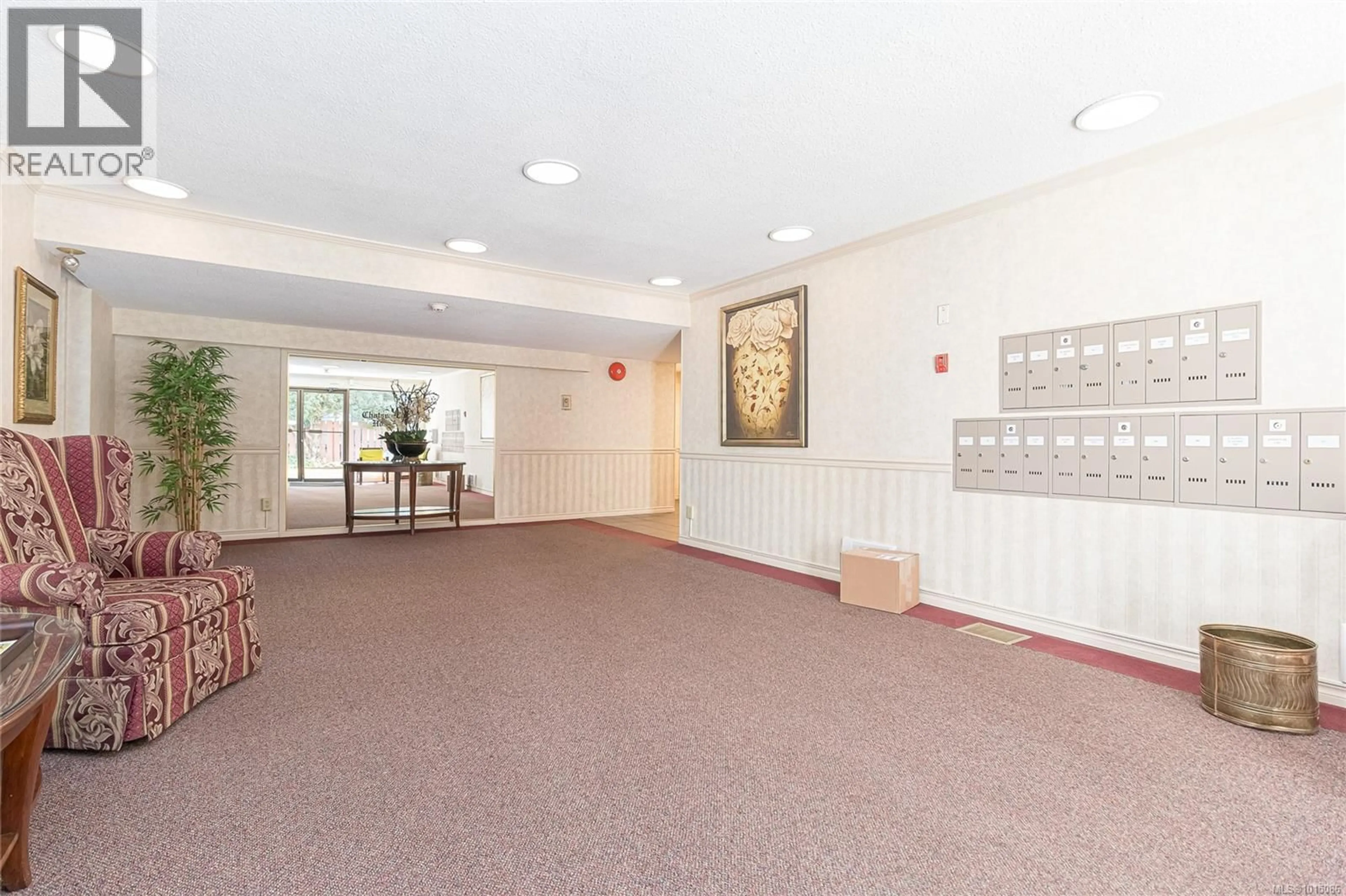 Indoor foyer for 501 - 819 BURDETT AVENUE, Victoria British Columbia V8W1B3