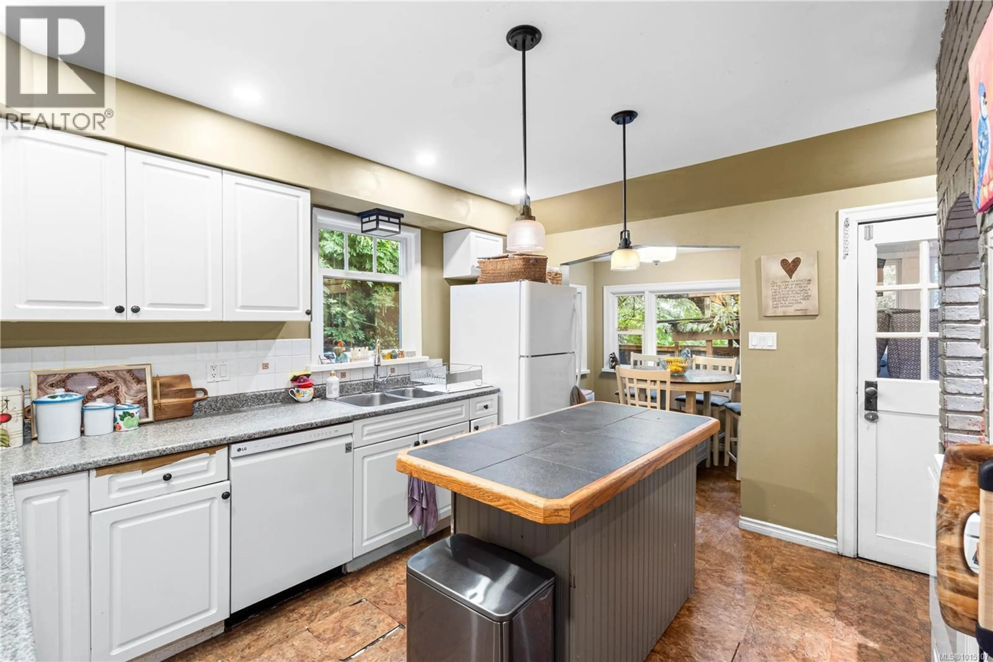 Open concept kitchen, ceramic/tile floor for 560 PYTHIAN LANE, Nanaimo British Columbia V9G1L5