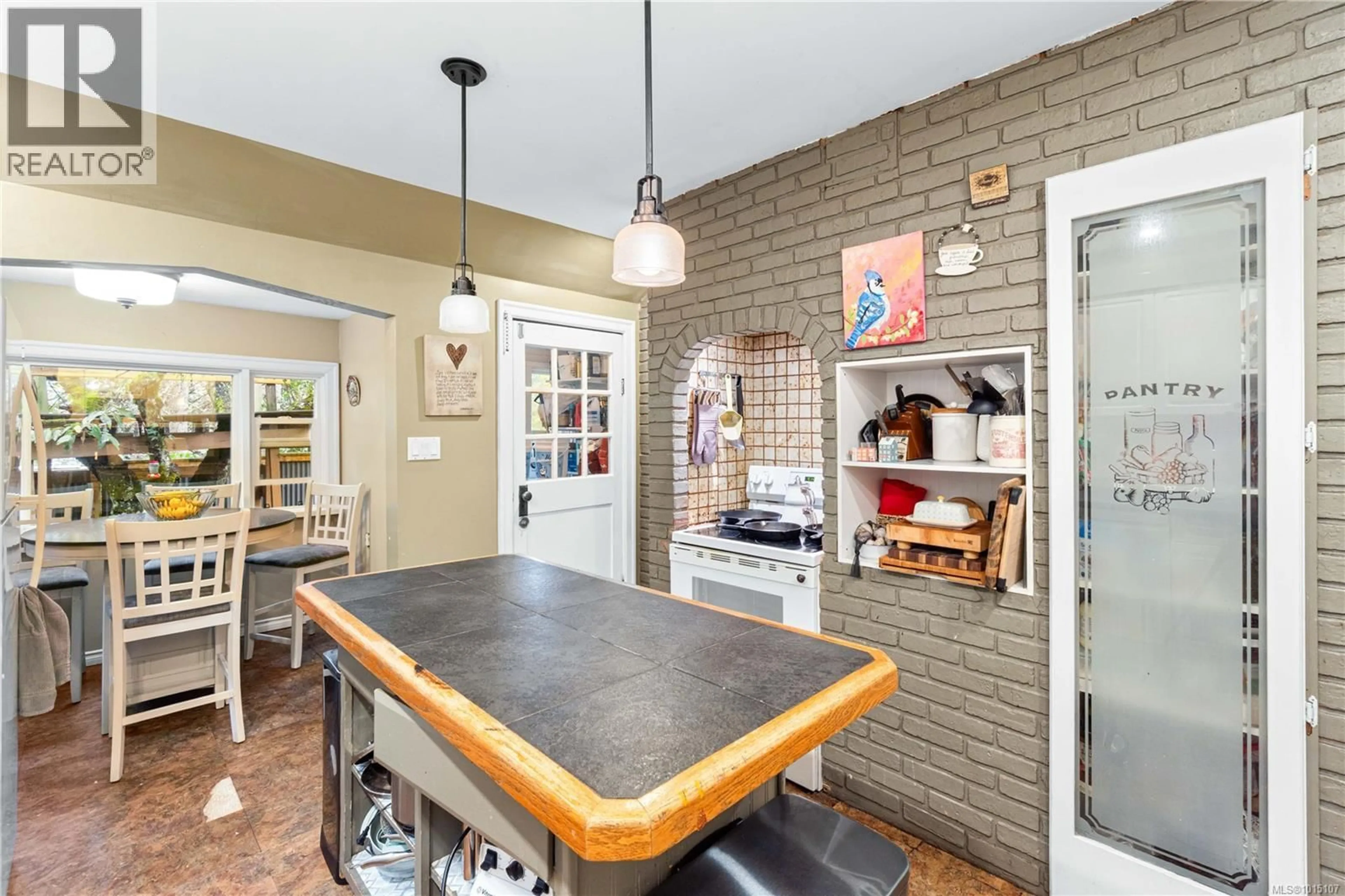 Open concept kitchen, ceramic/tile floor for 560 PYTHIAN LANE, Nanaimo British Columbia V9G1L5