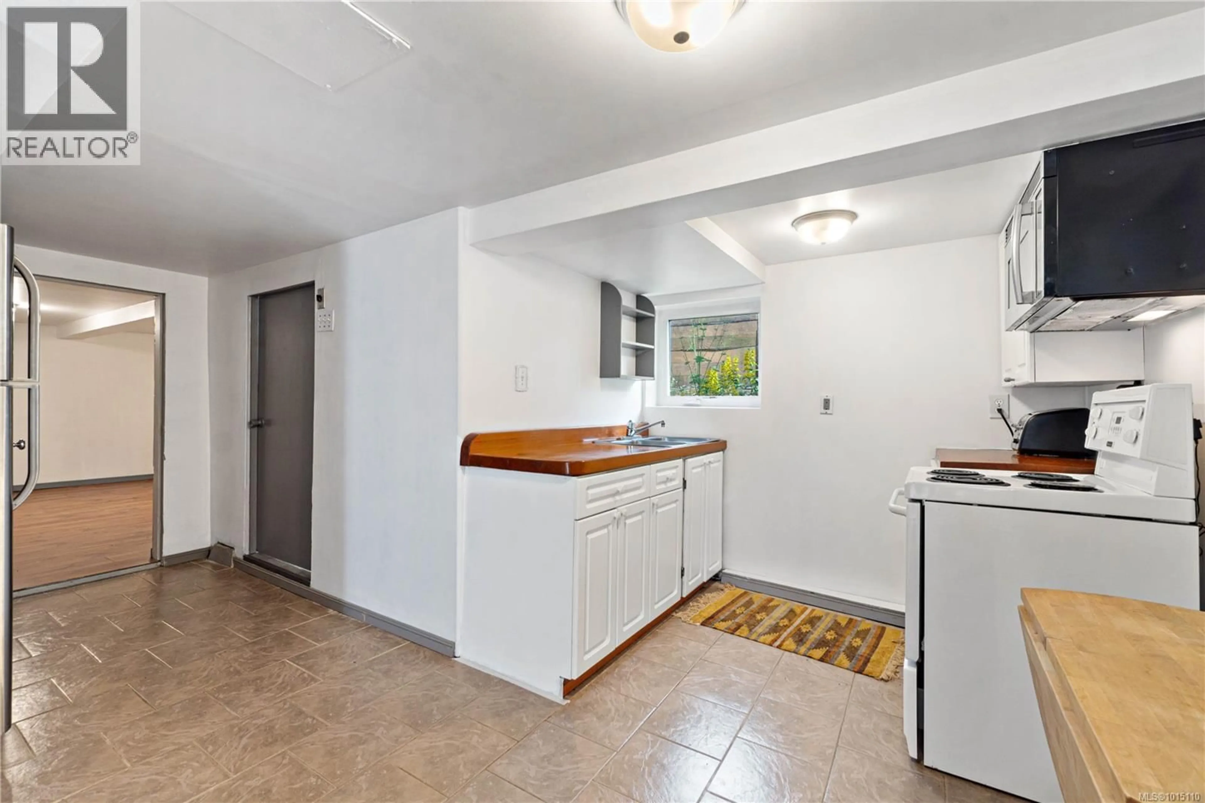 Standard kitchen, unknown for 125 HAREWOOD ROAD, Nanaimo British Columbia V9R2Y7