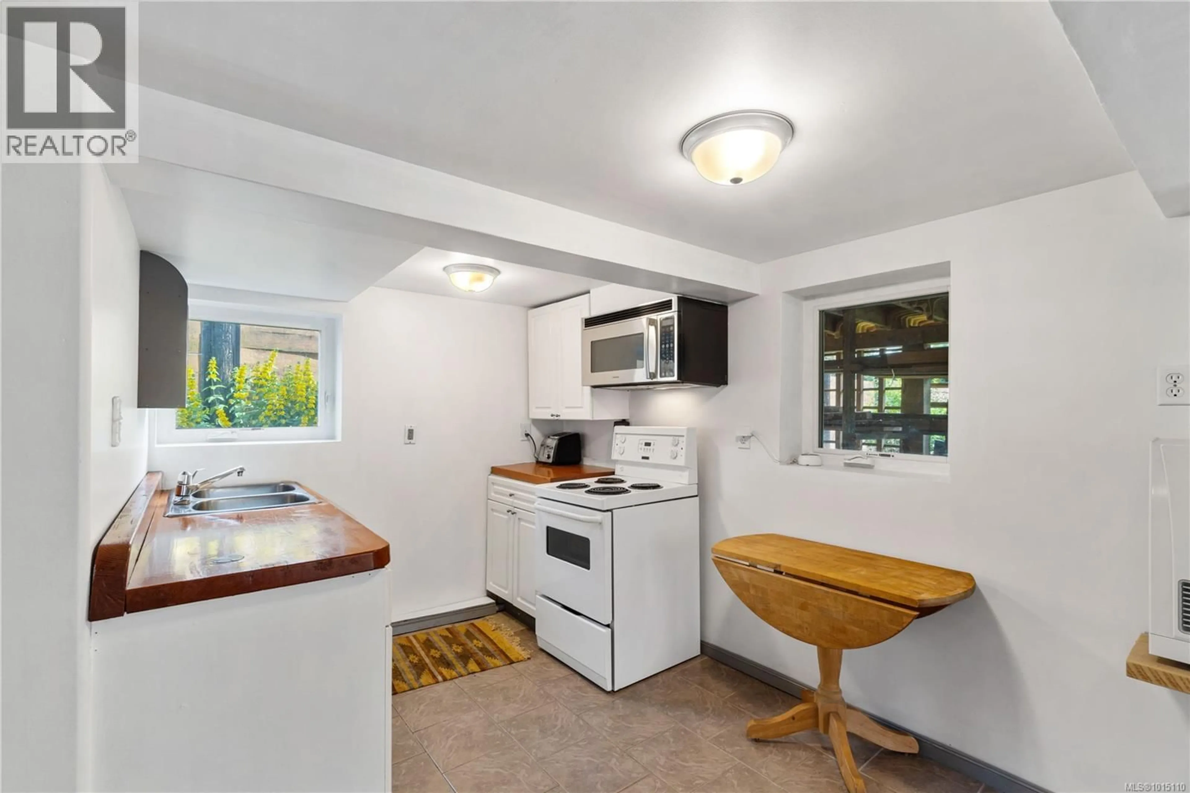 Standard kitchen, ceramic/tile floor for 125 HAREWOOD ROAD, Nanaimo British Columbia V9R2Y7