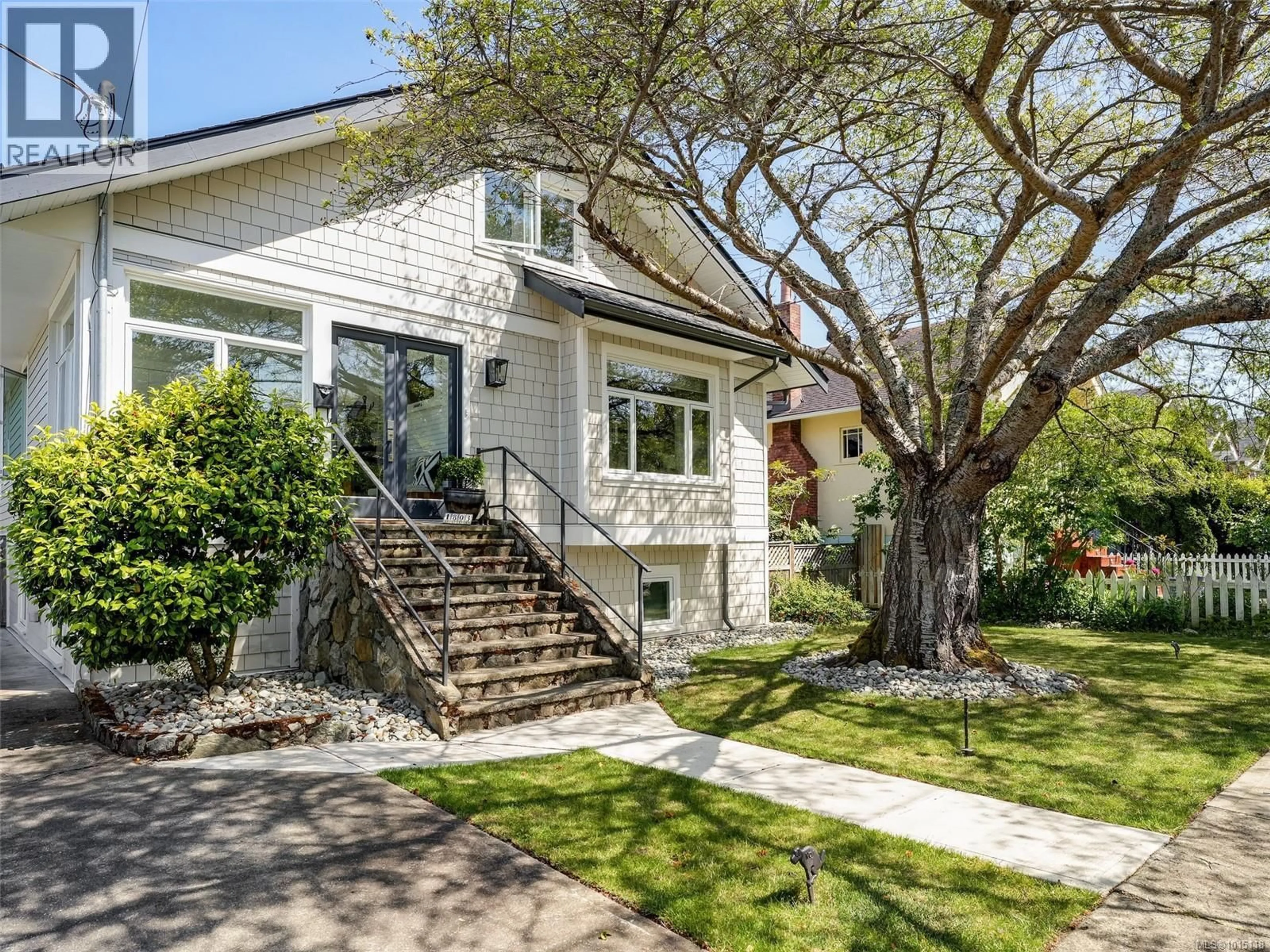 Home with vinyl exterior material, street for 1803 DAVIE STREET, Victoria British Columbia V8R4W5