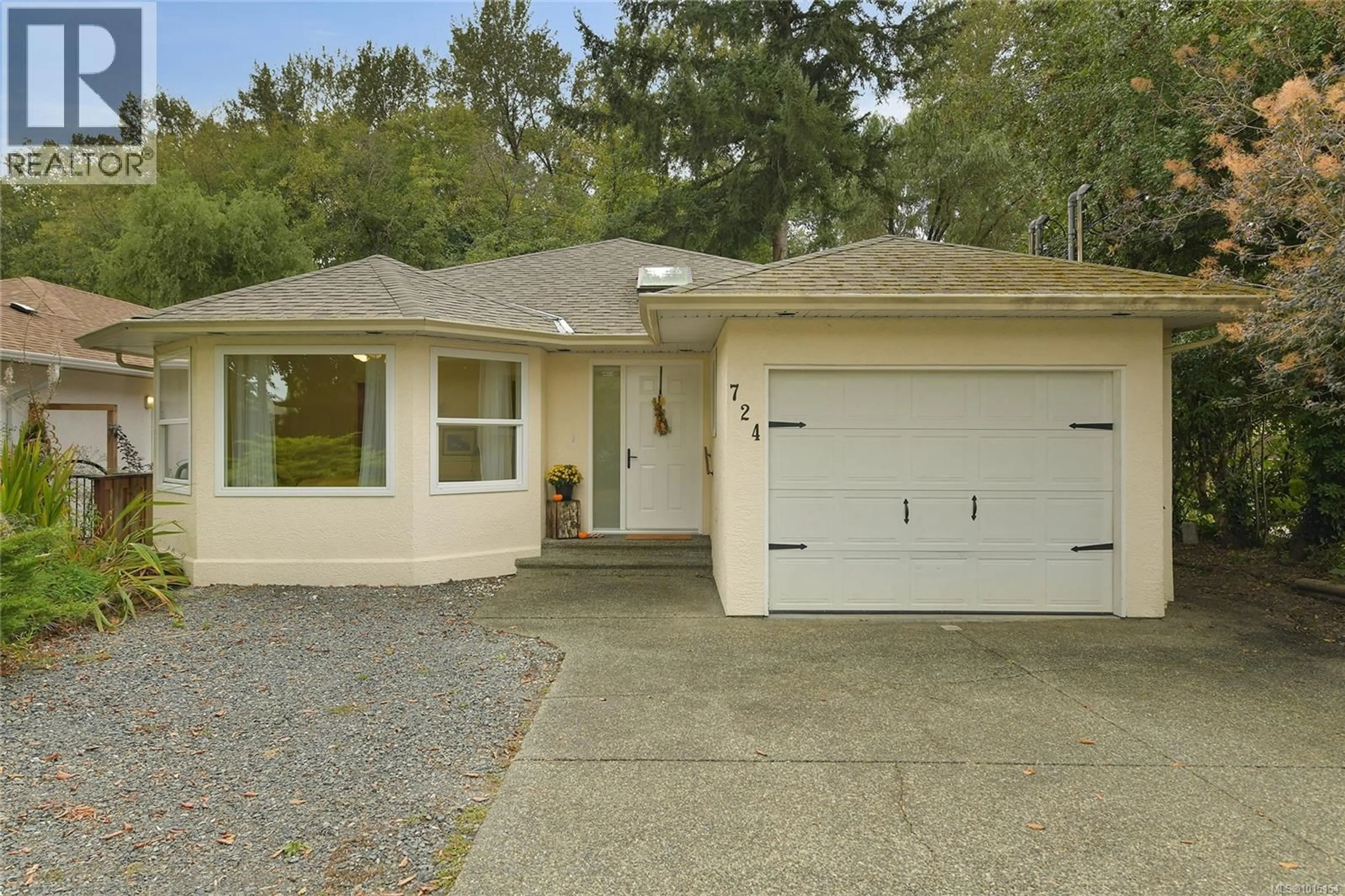 Home with vinyl exterior material, street for 724 PARK PLACE, Duncan British Columbia V9L2J5