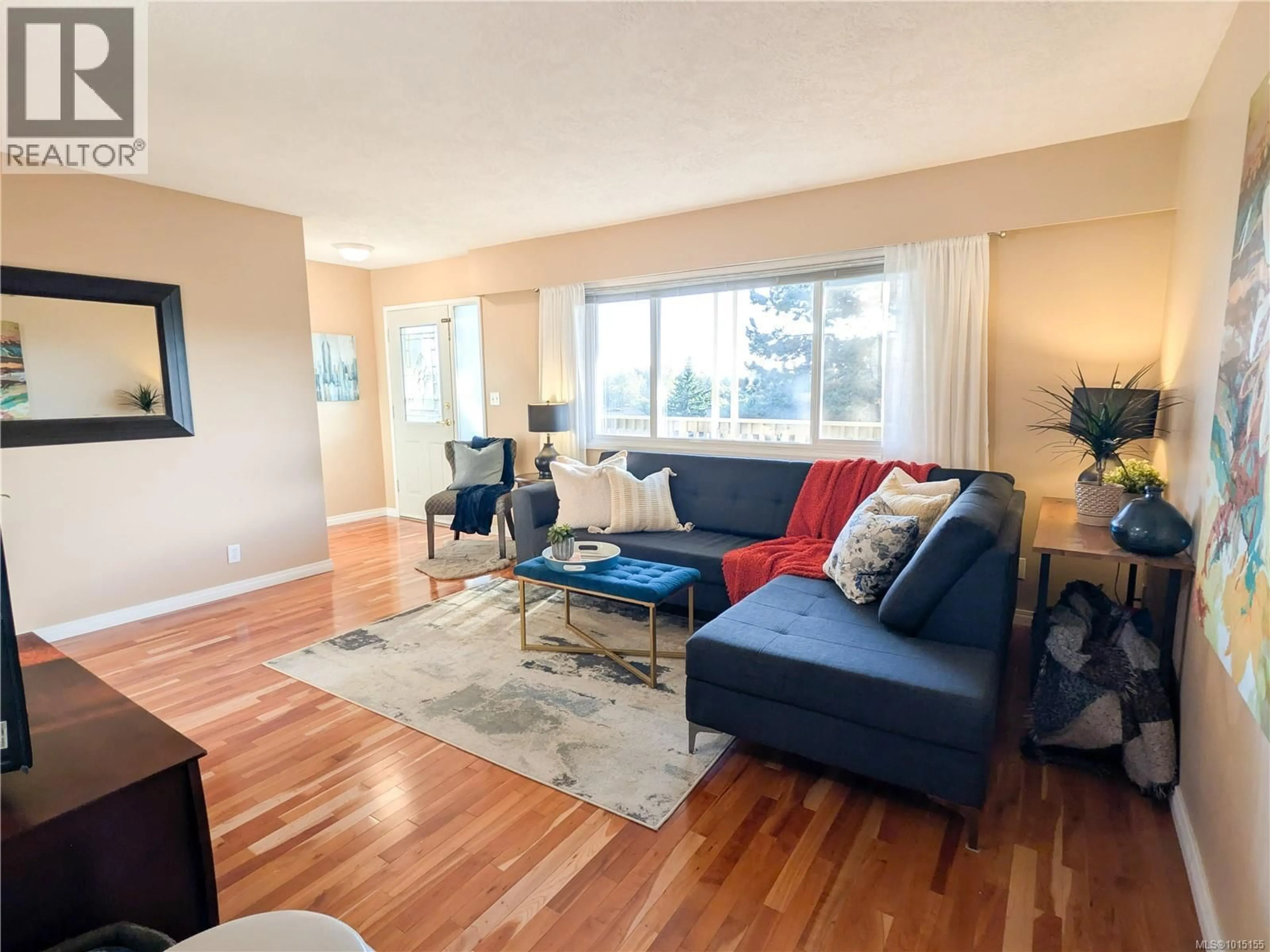 Living room with furniture, wood/laminate floor for 24 - 3981 NELTHORPE STREET, Saanich British Columbia V8X3Z2
