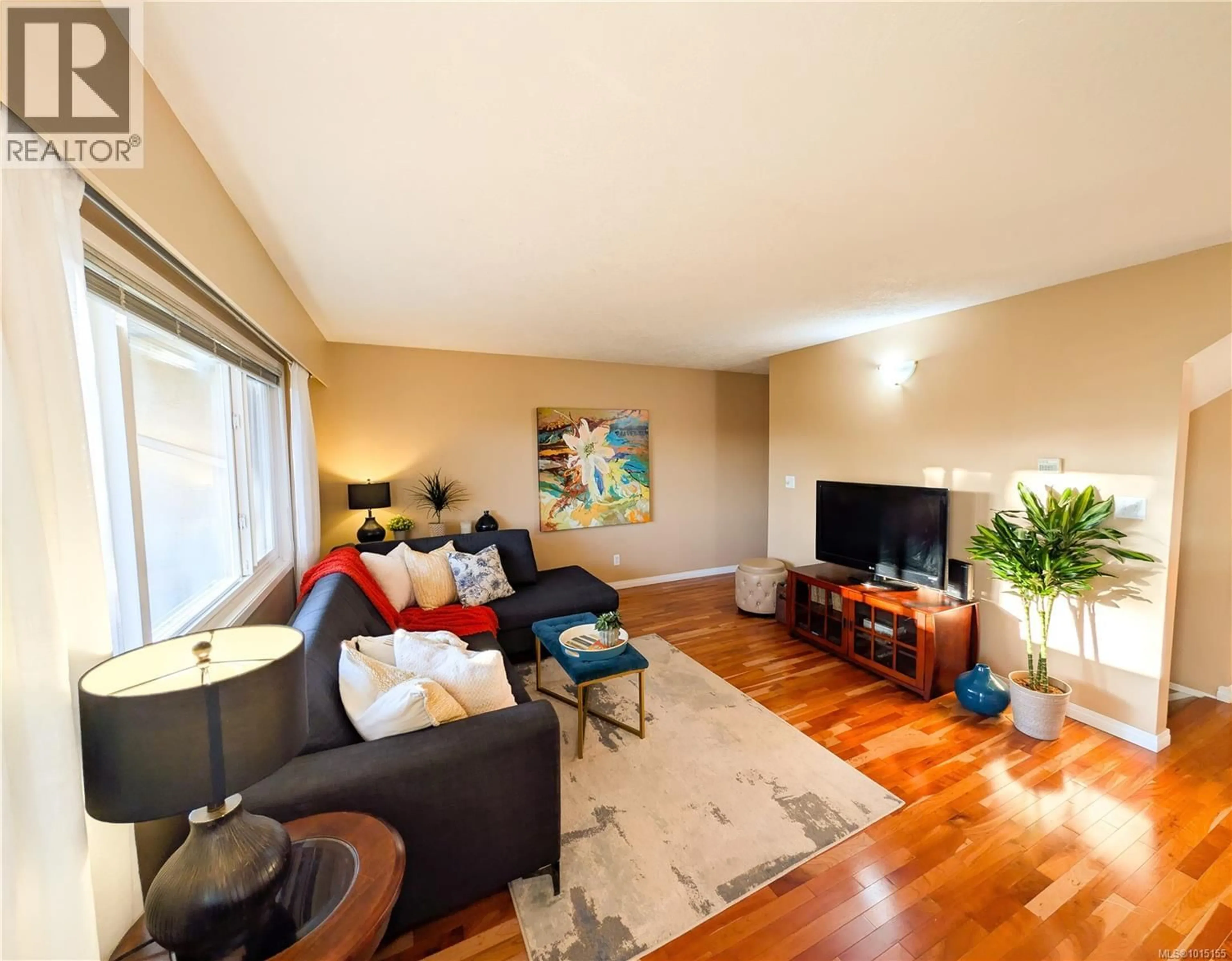 Living room with furniture, wood/laminate floor for 24 - 3981 NELTHORPE STREET, Saanich British Columbia V8X3Z2