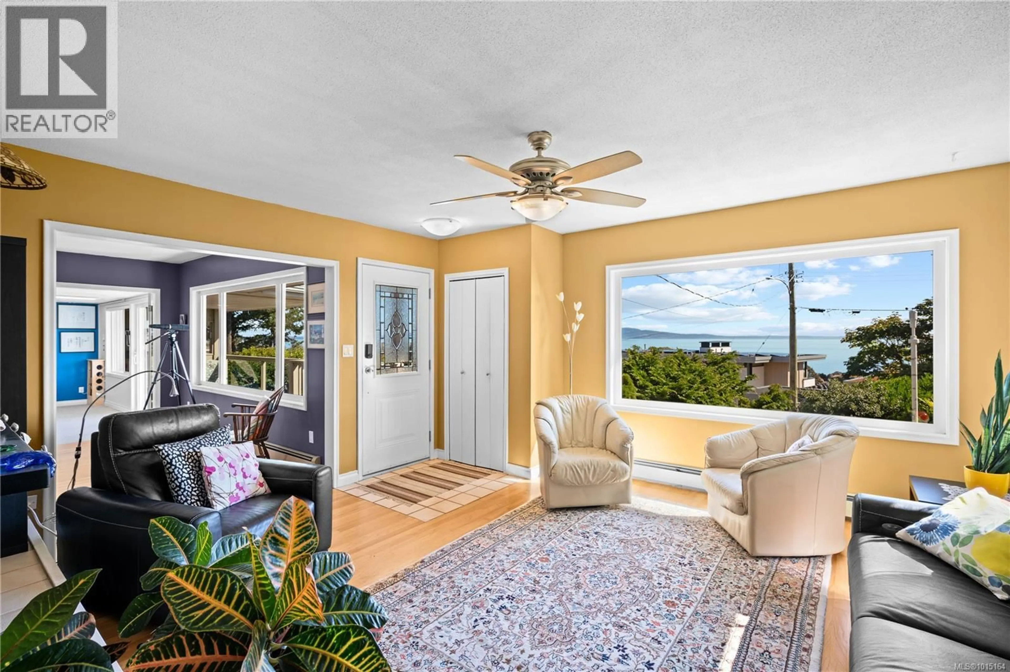 Indoor entryway for 4490 SHORE WAY, Saanich British Columbia V8N3V2