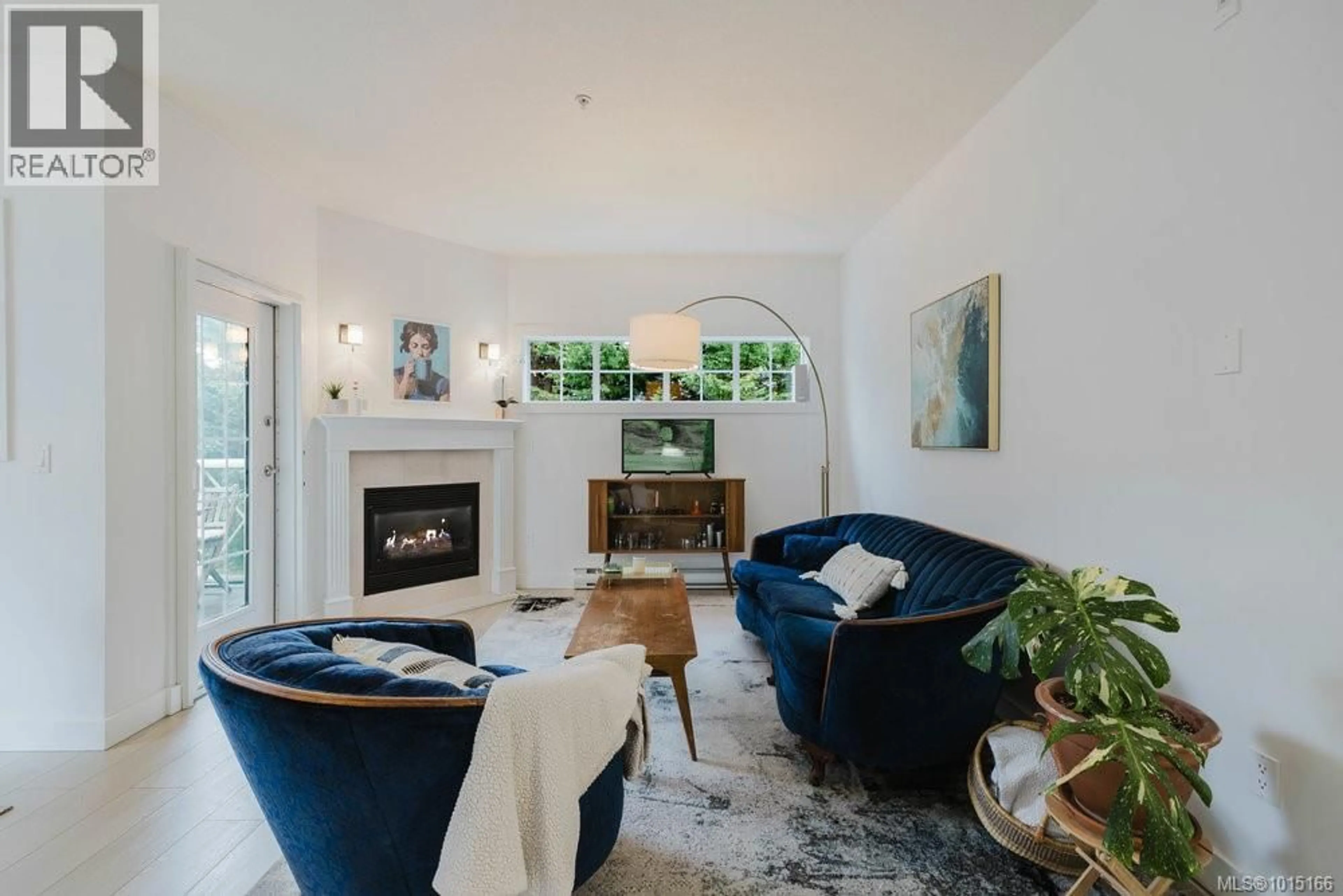 Living room with furniture, unknown for PH 5 - 1371 HILLSIDE AVENUE, Victoria British Columbia V8T2B3