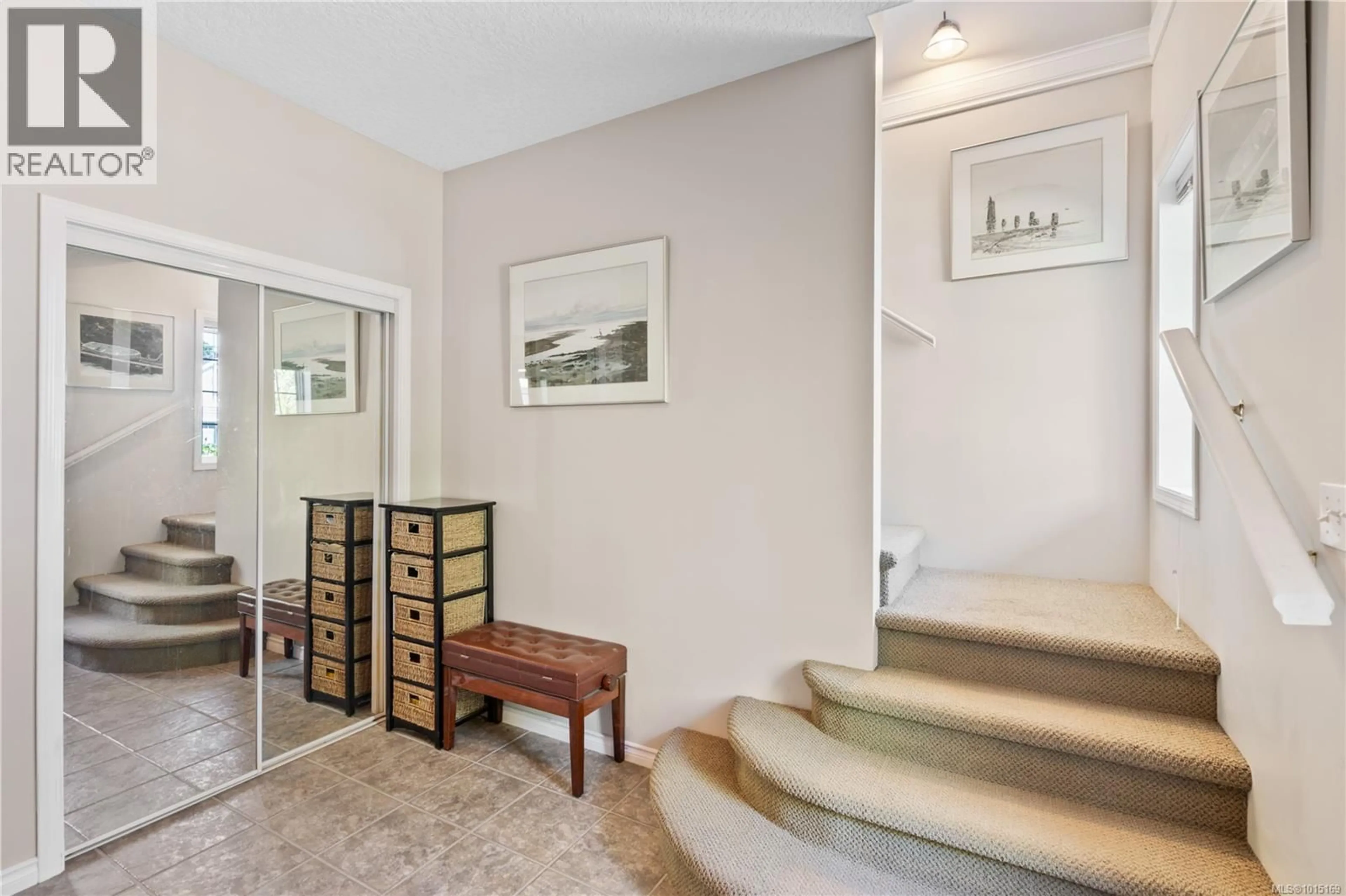 Indoor foyer for 10347 BOWERBANK ROAD, Sidney British Columbia V8L3L6