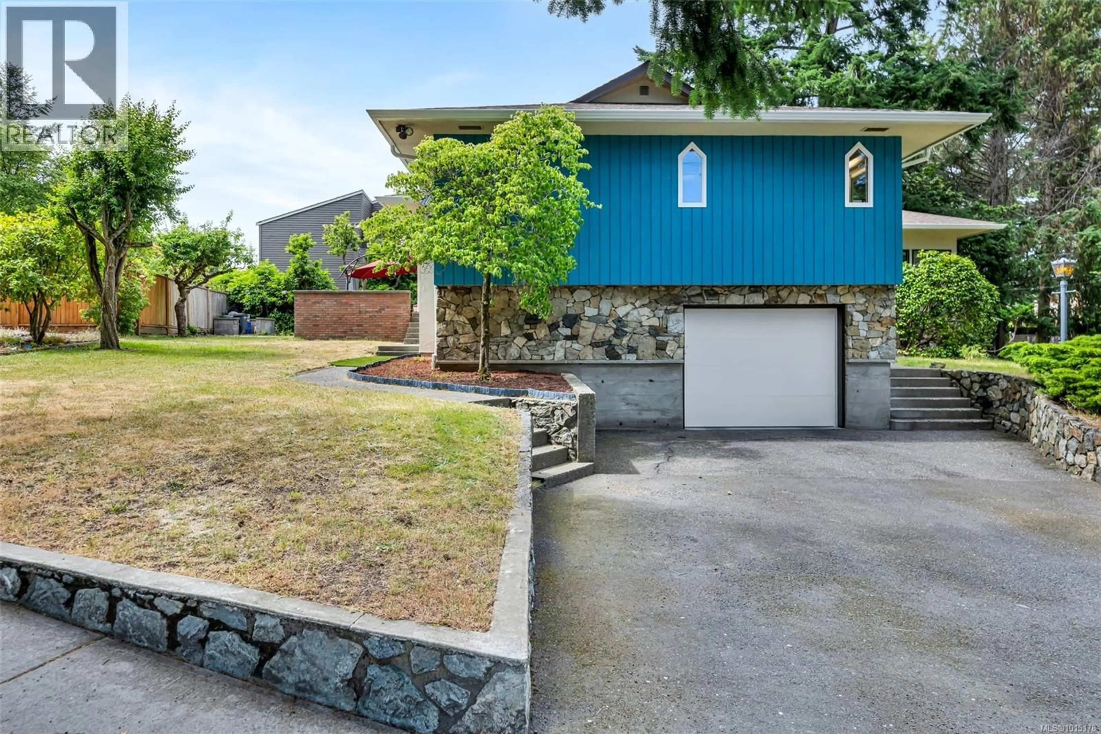Home with vinyl exterior material, street for 1935 SAN JUAN AVENUE, Saanich British Columbia V8N2J3