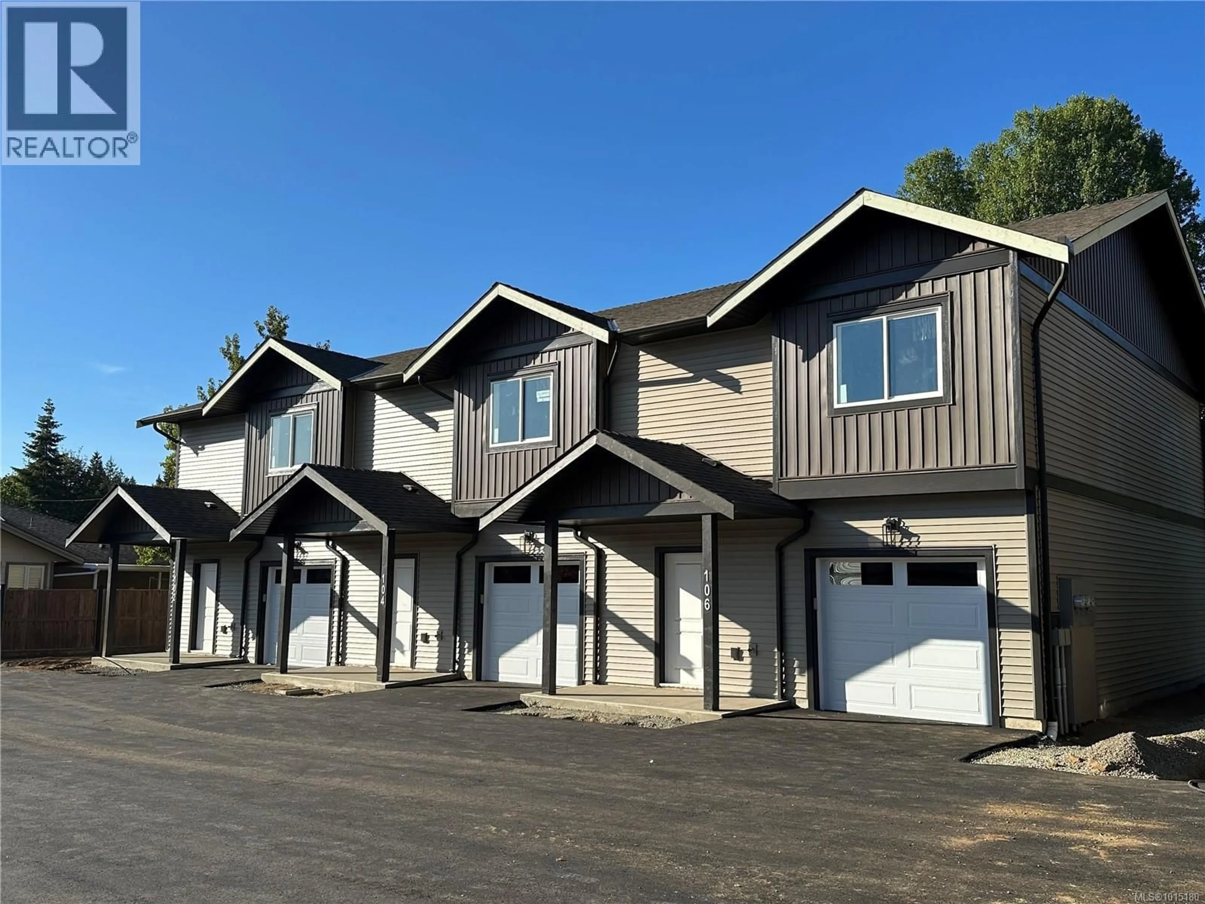 Home with vinyl exterior material, street for 102 - 5535 WOODLAND CRESCENT EAST, Port Alberni British Columbia V9Y8E6