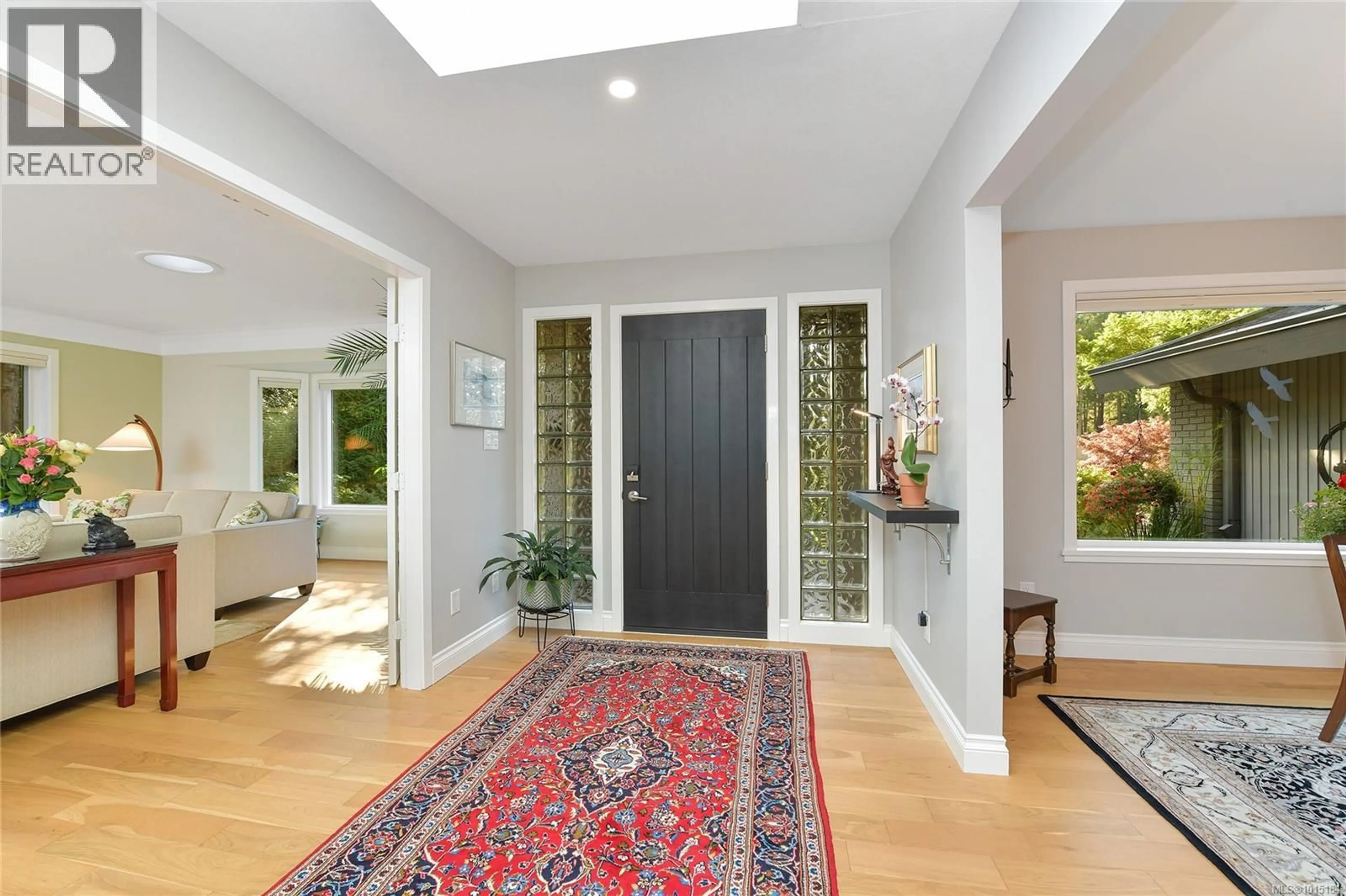 Indoor entryway for 4467 AUTUMNWOOD LANE, Saanich British Columbia V8X4V8