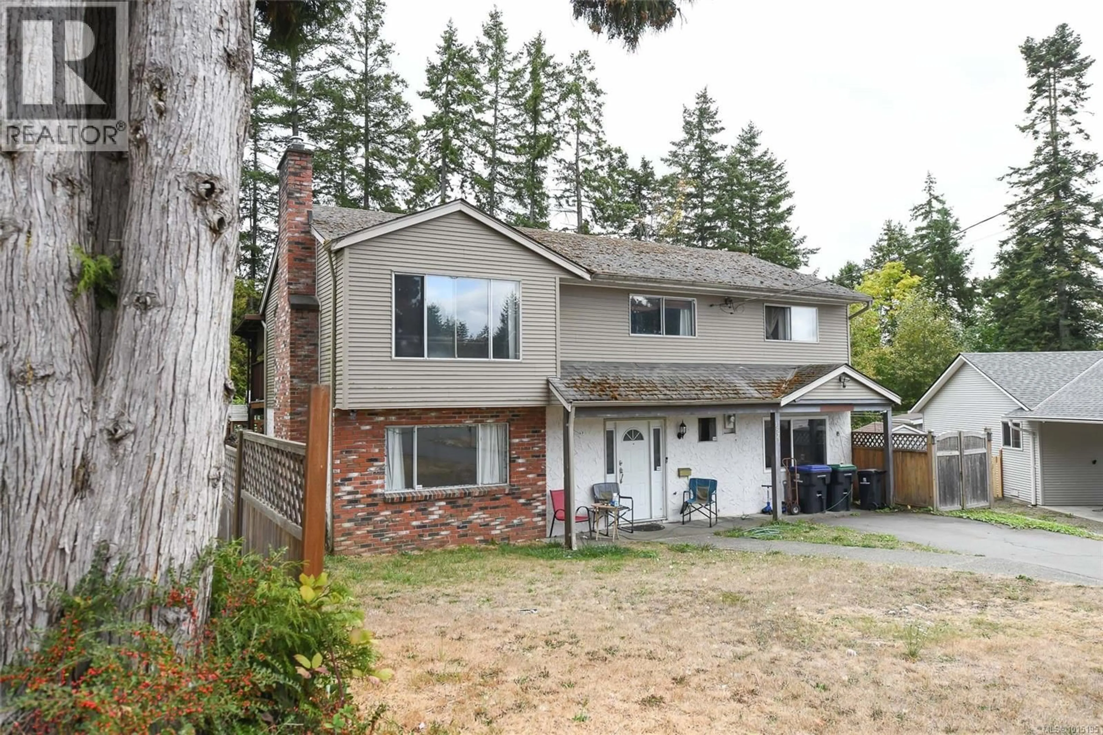 Home with vinyl exterior material, street for 1571 VALLEY CRESCENT, Courtenay British Columbia V9N3W2