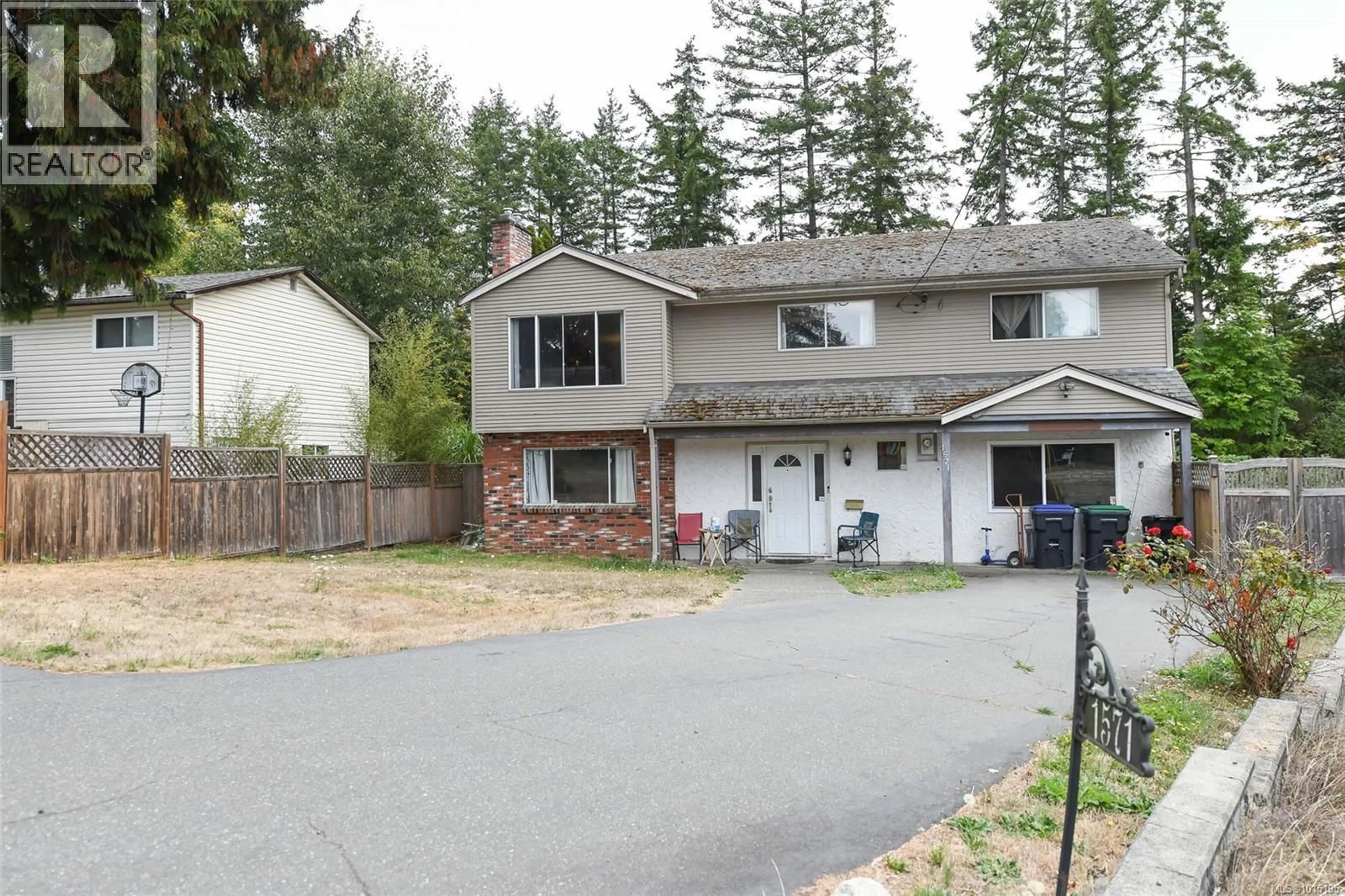 A pic from outside/outdoor area/front of a property/back of a property/a pic from drone, street for 1571 VALLEY CRESCENT, Courtenay British Columbia V9N3W2