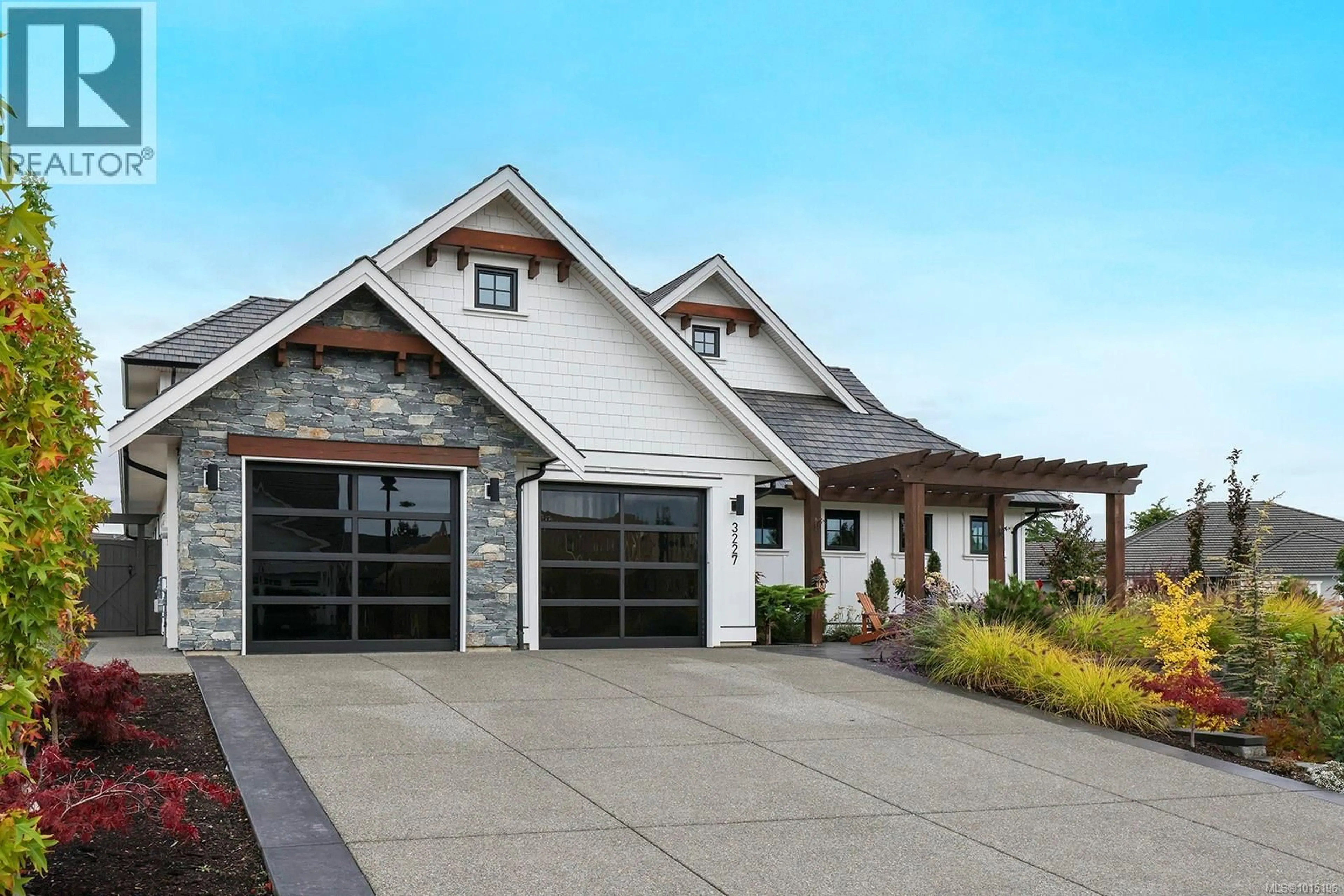 Home with vinyl exterior material, street for 3227 WINCHESTER AVENUE, Courtenay British Columbia V9N0H6