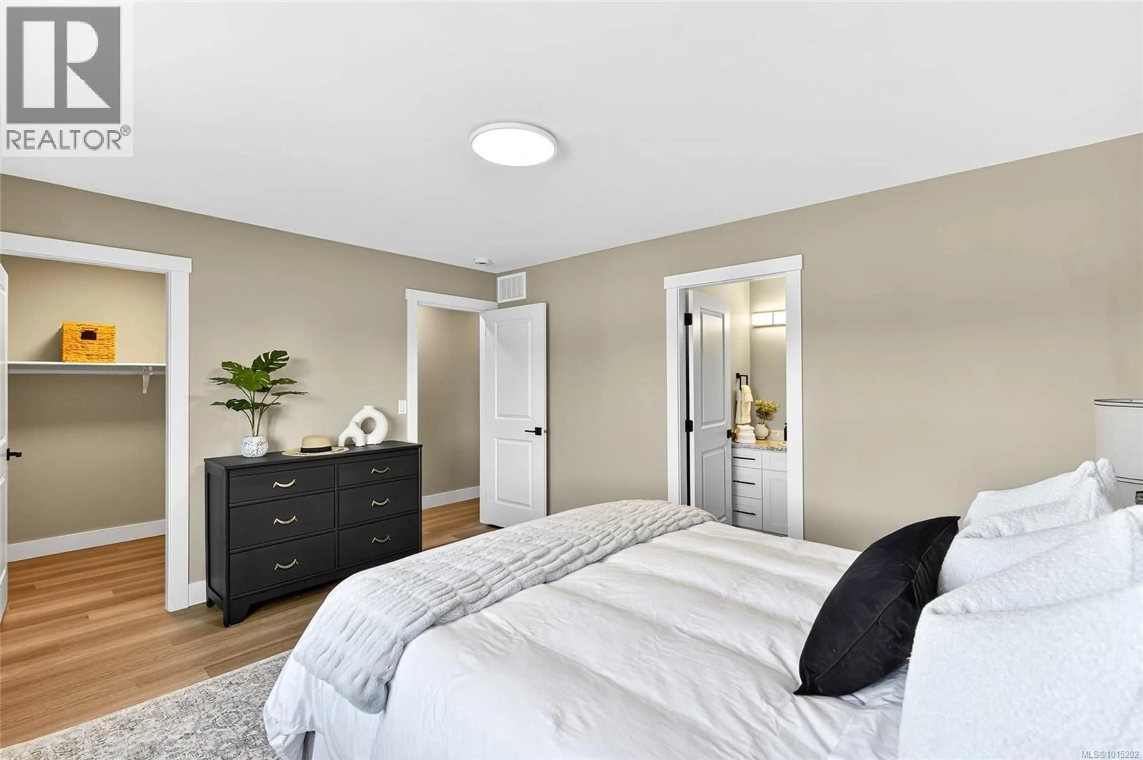Bedroom with bed, wood/laminate floor for 110 - 5535 WOODLAND CRESCENT EAST, Port Alberni British Columbia V9Y8E6