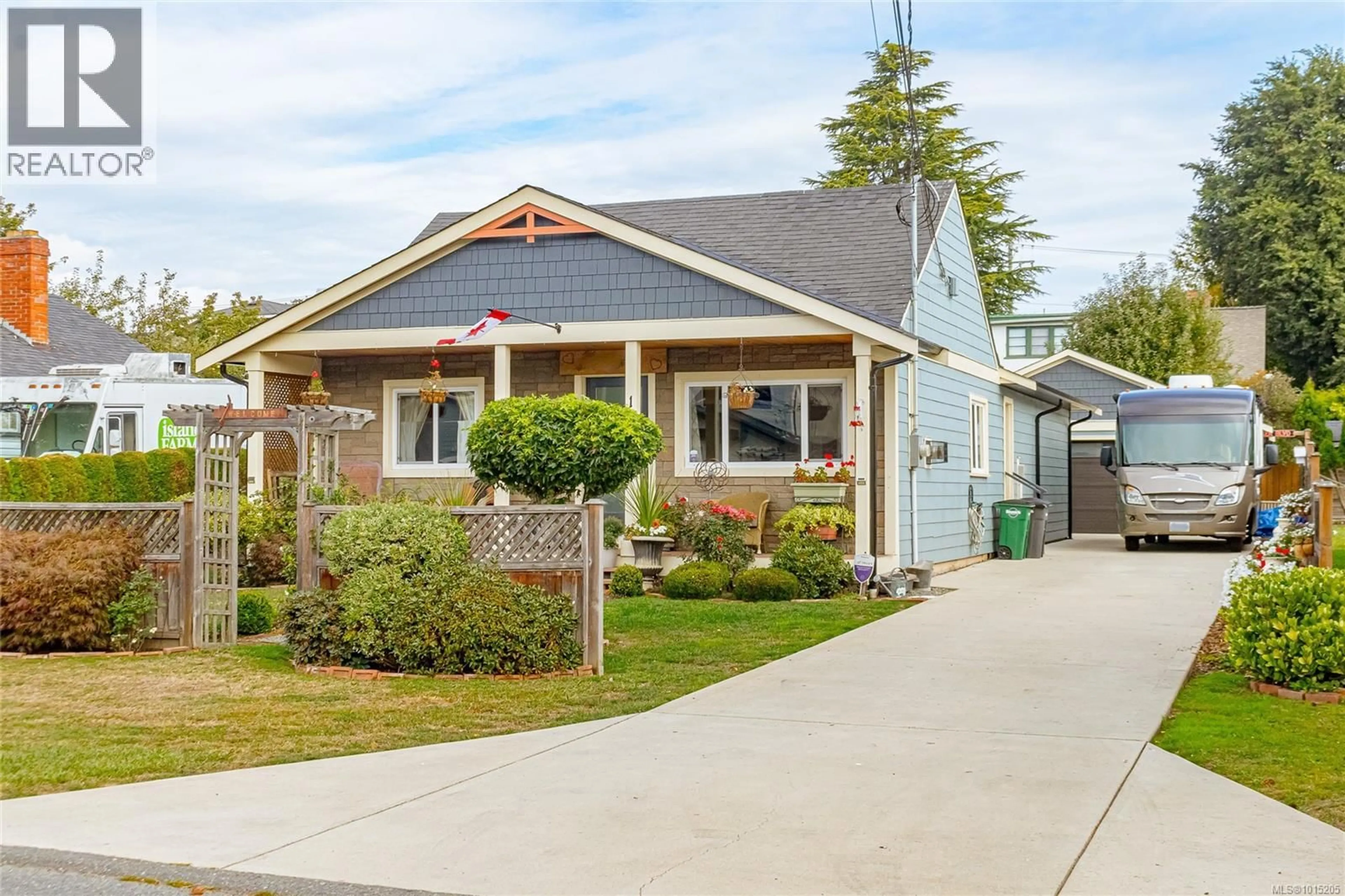 Home with vinyl exterior material, street for 108 CREASE AVENUE, Saanich British Columbia V8Z1S7