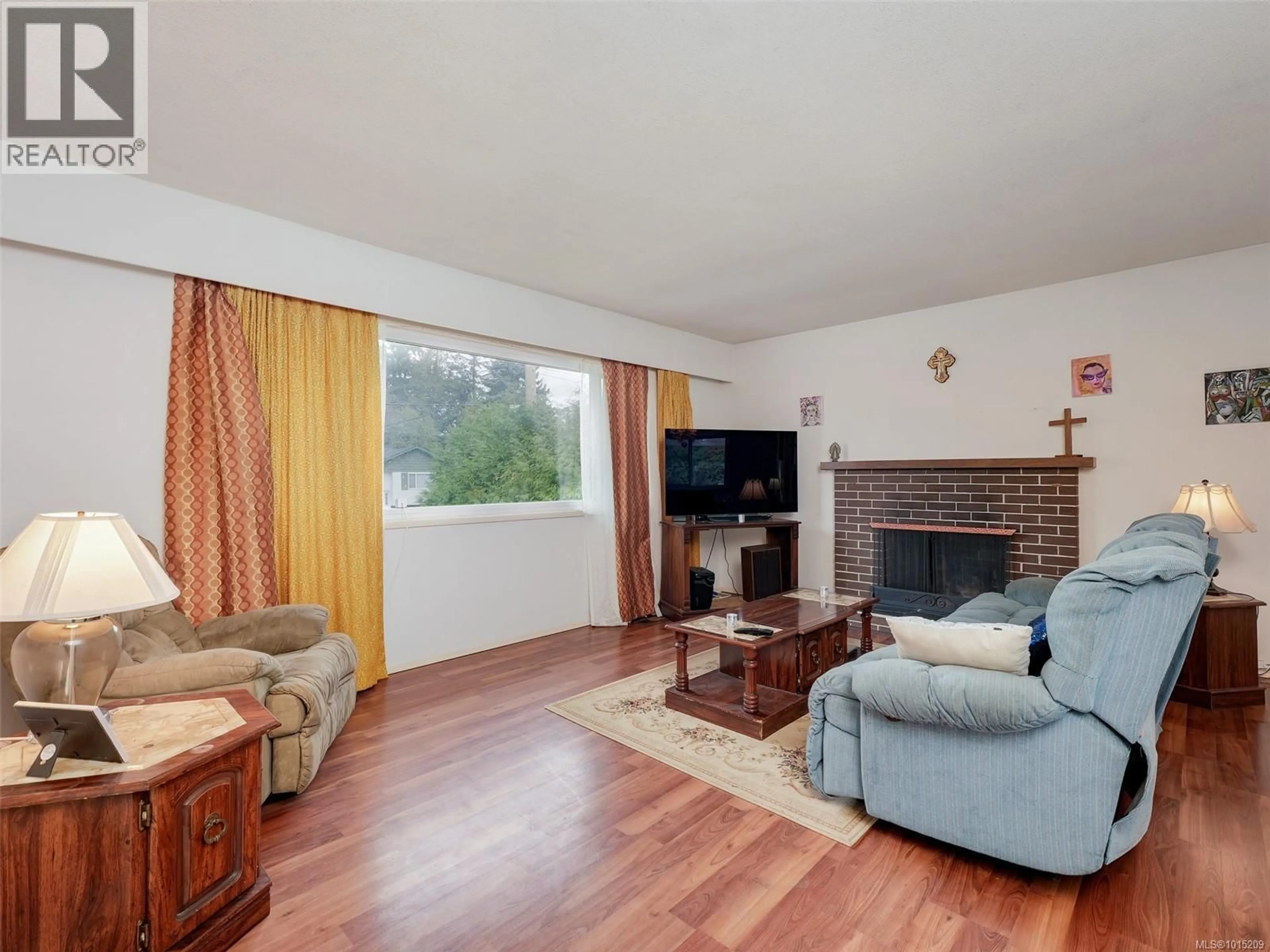 Living room with furniture, wood/laminate floor for 915 ROWILS CRESCENT, Langford British Columbia V9B2M8