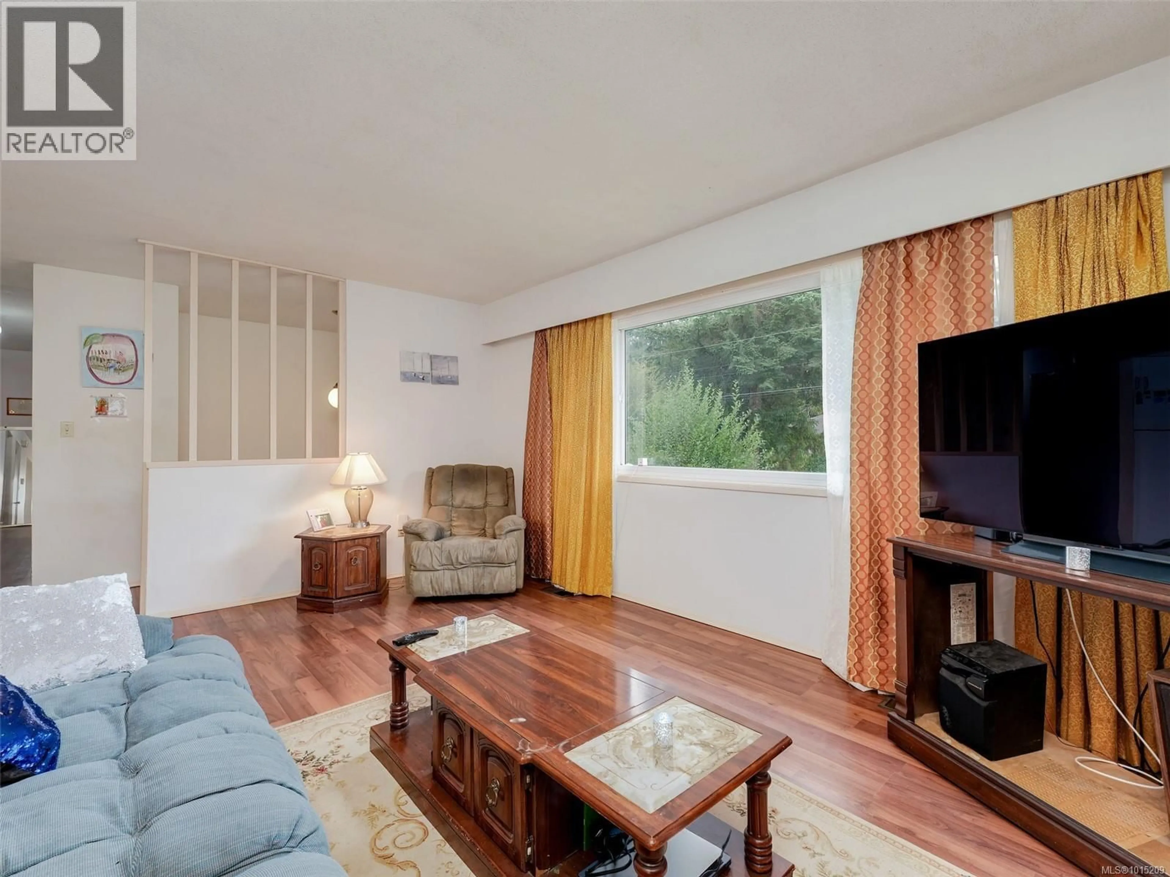 Living room with furniture, wood/laminate floor for 915 ROWILS CRESCENT, Langford British Columbia V9B2M8