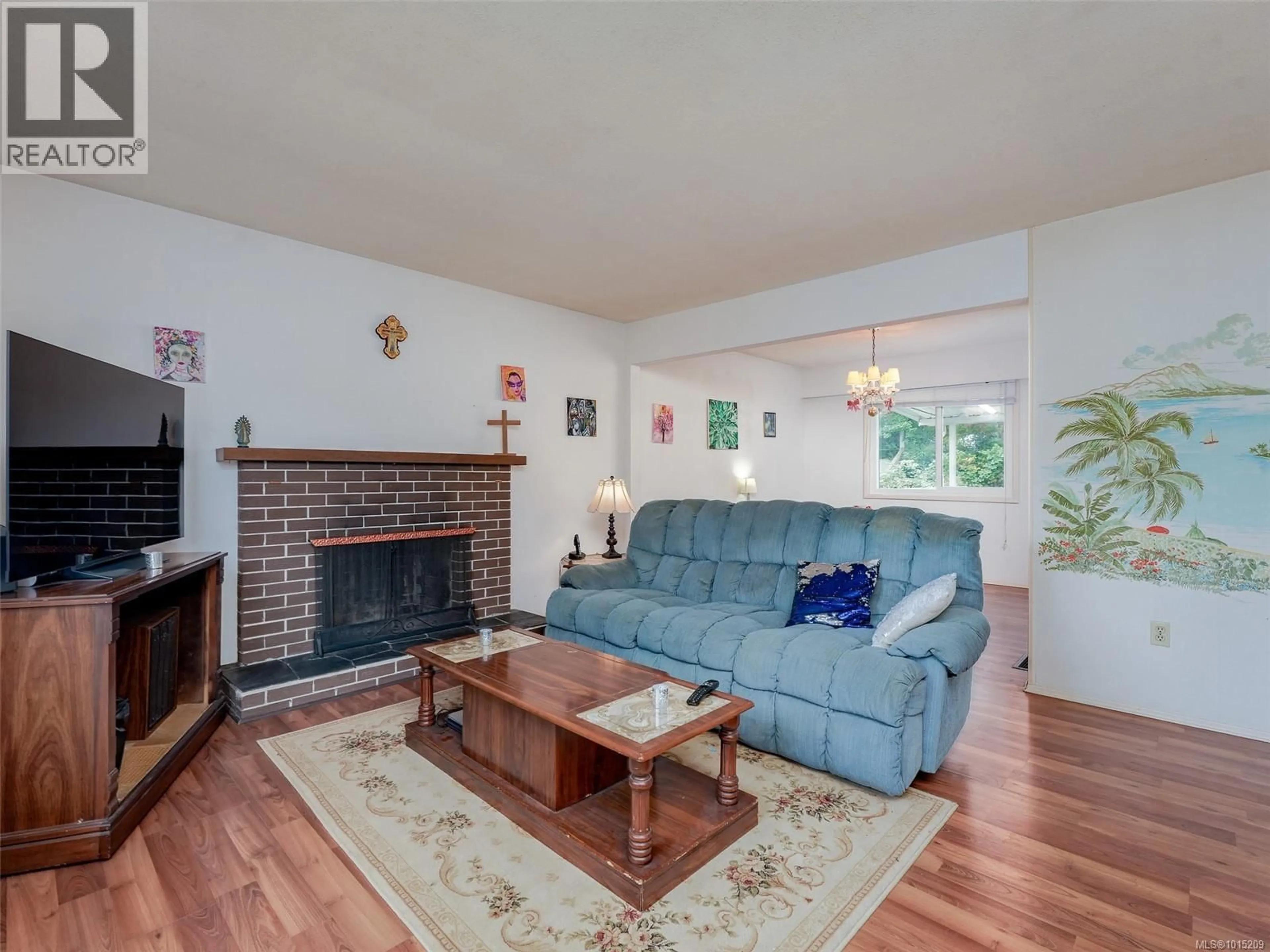 Living room with furniture, wood/laminate floor for 915 ROWILS CRESCENT, Langford British Columbia V9B2M8