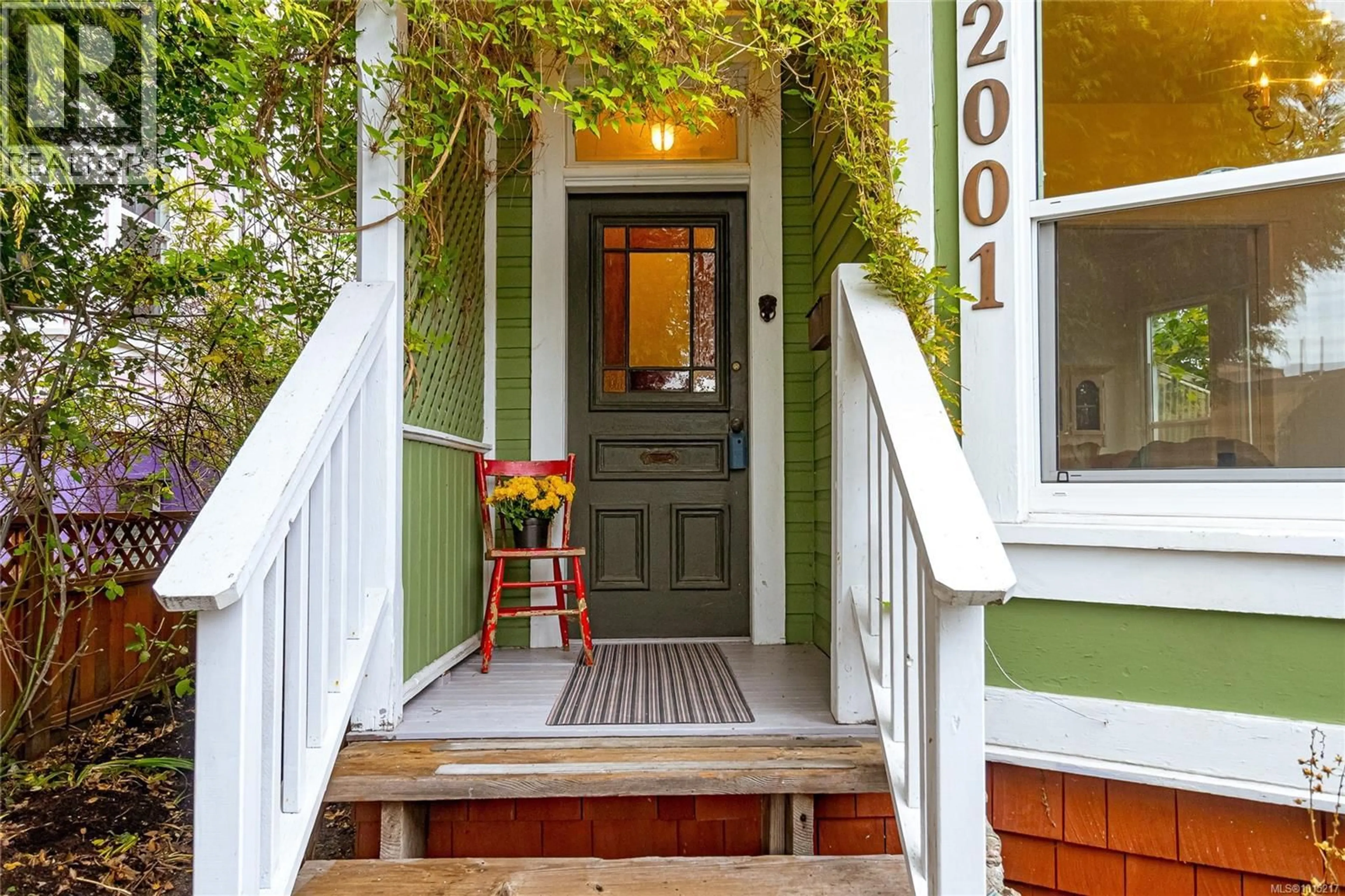 Indoor entryway for 2001 CAMERON STREET, Victoria British Columbia V8T3N4