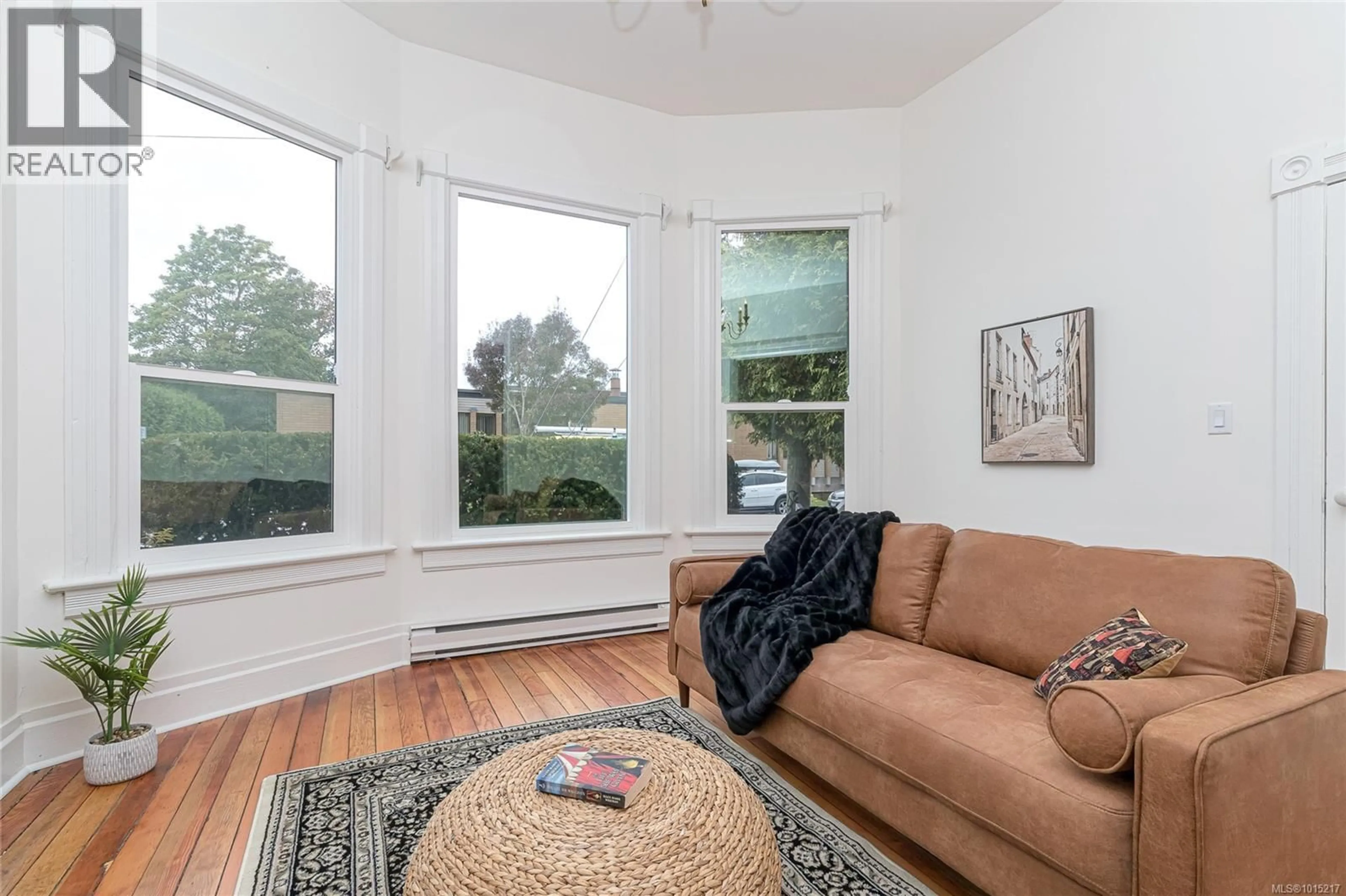 Living room with furniture, unknown for 2001 CAMERON STREET, Victoria British Columbia V8T3N4