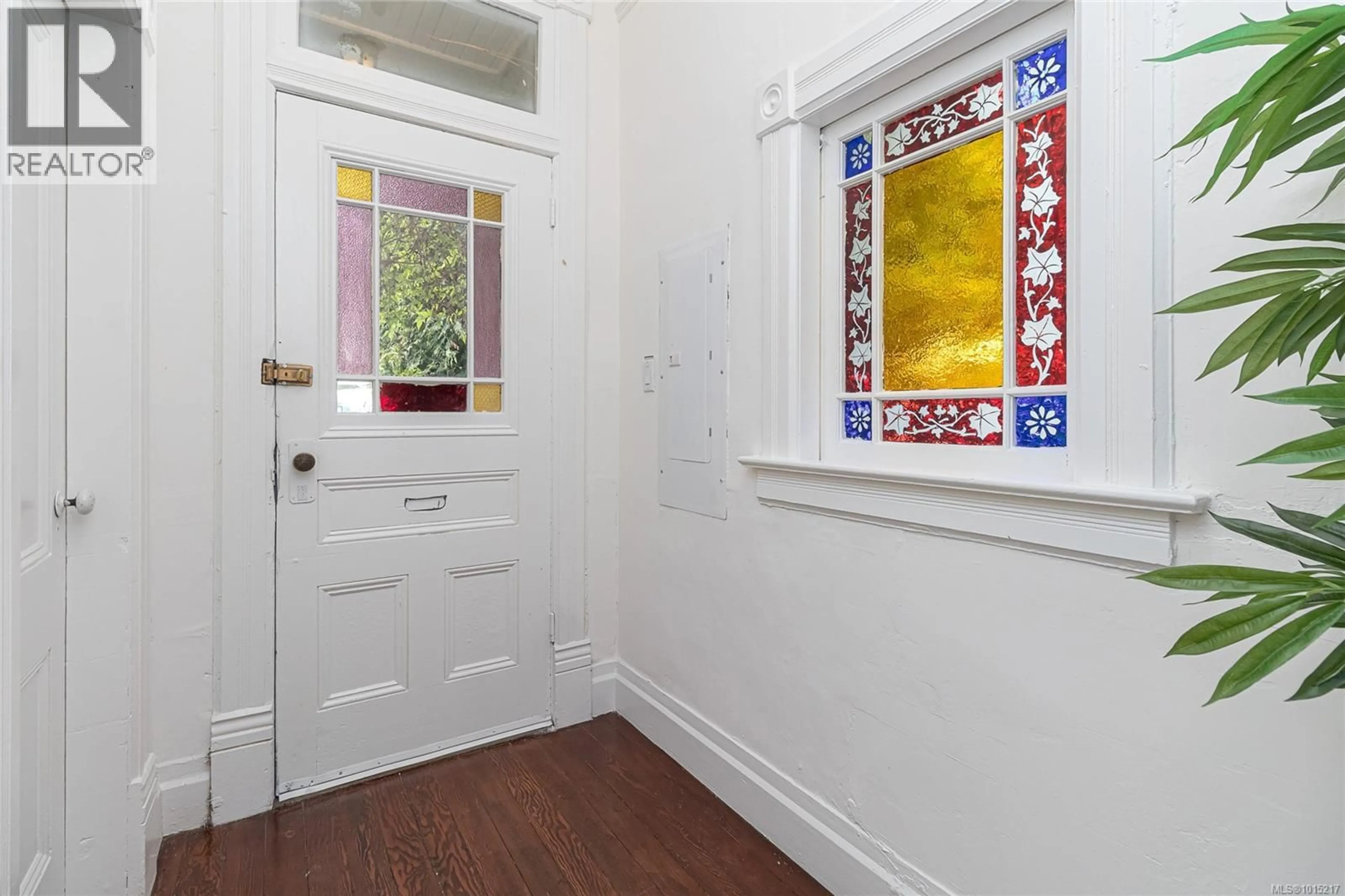 Indoor entryway for 2001 CAMERON STREET, Victoria British Columbia V8T3N4