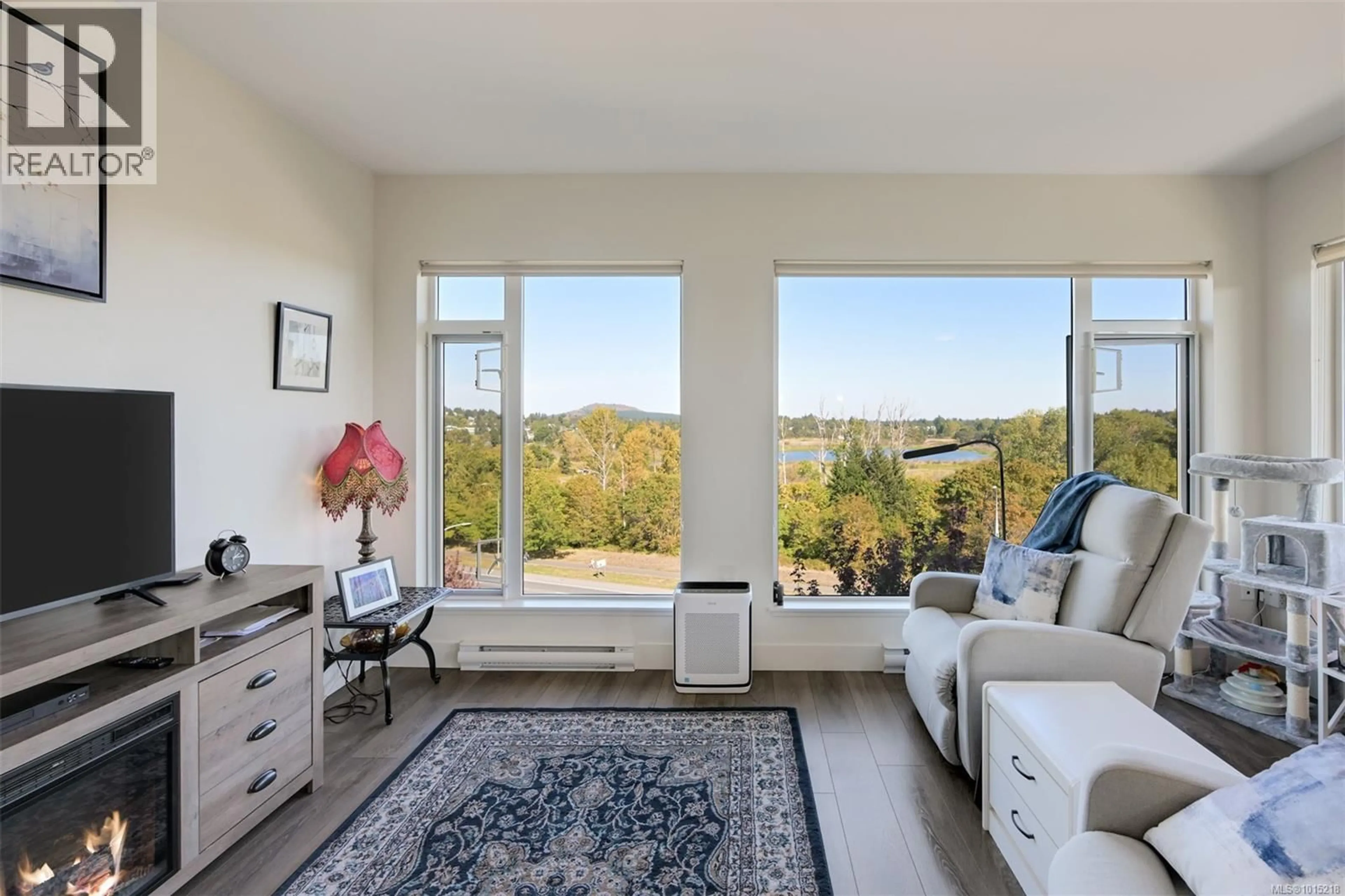 Living room with furniture, unknown for 407 - 3815 ROWLAND AVENUE, Saanich British Columbia V8Z0E1