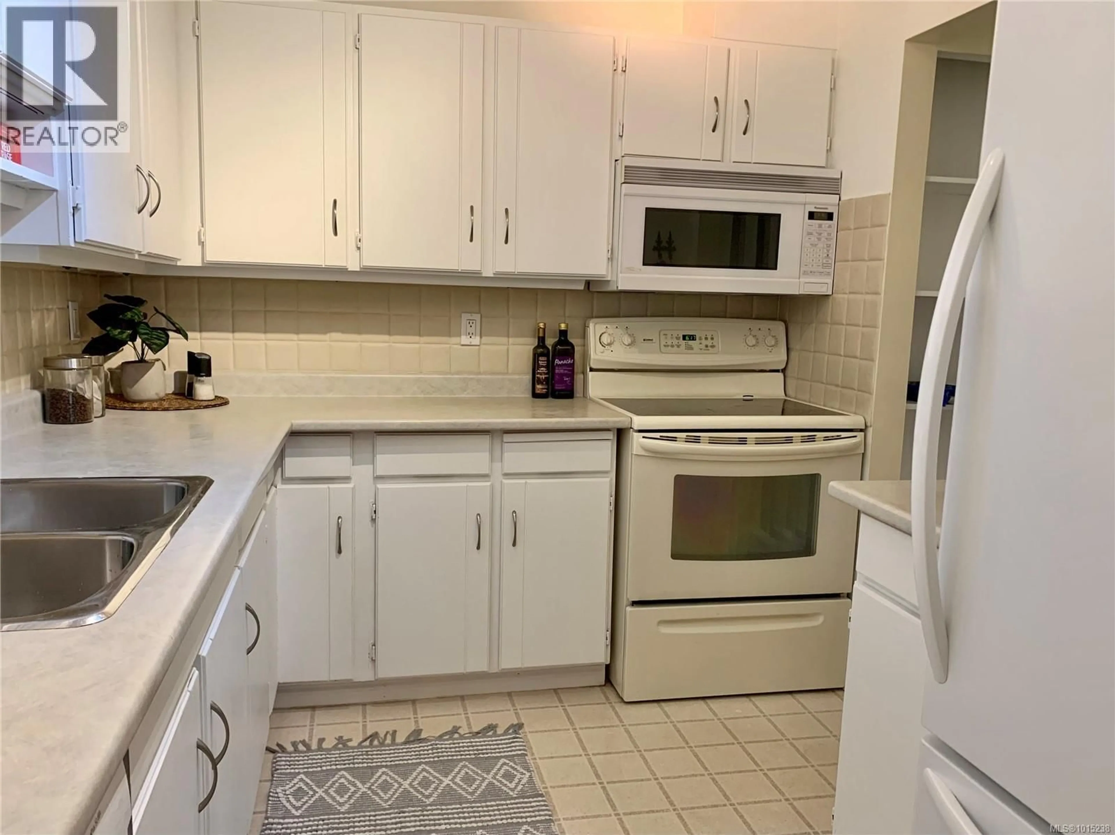 Standard kitchen, unknown for 305 - 777 BLANSHARD STREET, Victoria British Columbia V8W2G9
