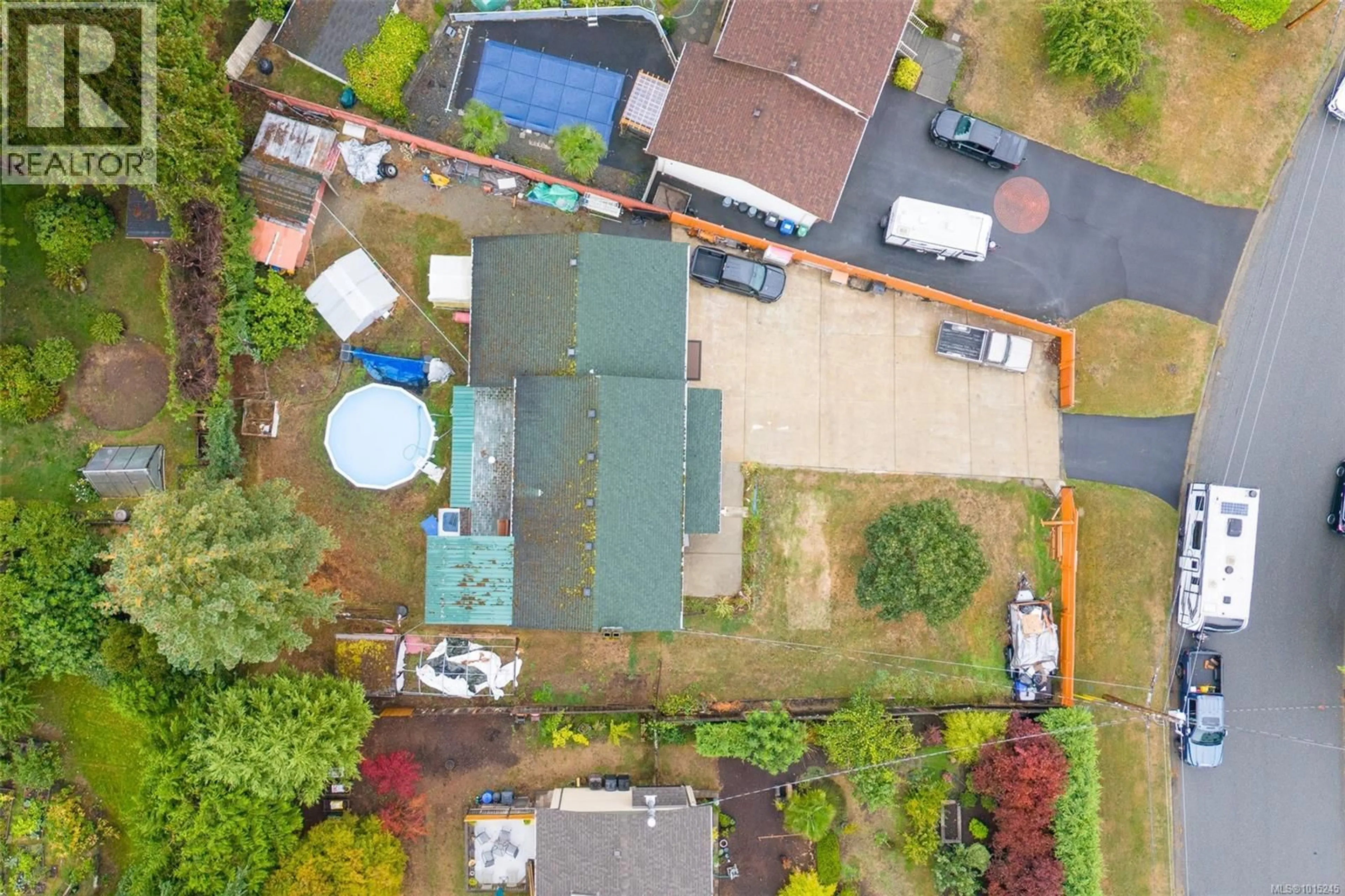 A pic from outside/outdoor area/front of a property/back of a property/a pic from drone, street for 5886 BROADWAY ROAD, Nanaimo British Columbia V9Y1E5