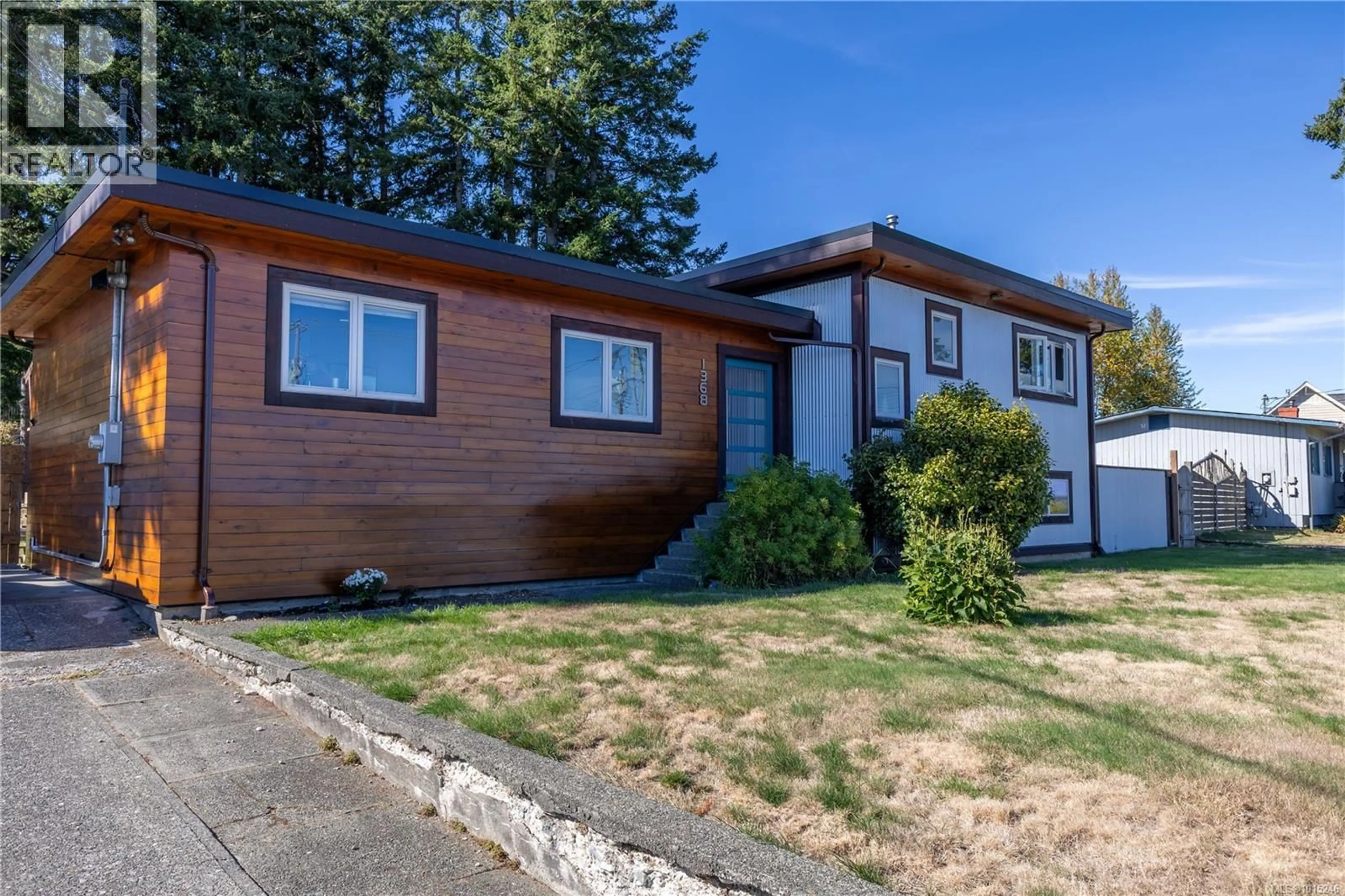 Home with vinyl exterior material, street for 1368 GALERNO ROAD, Campbell River British Columbia V9W1J9