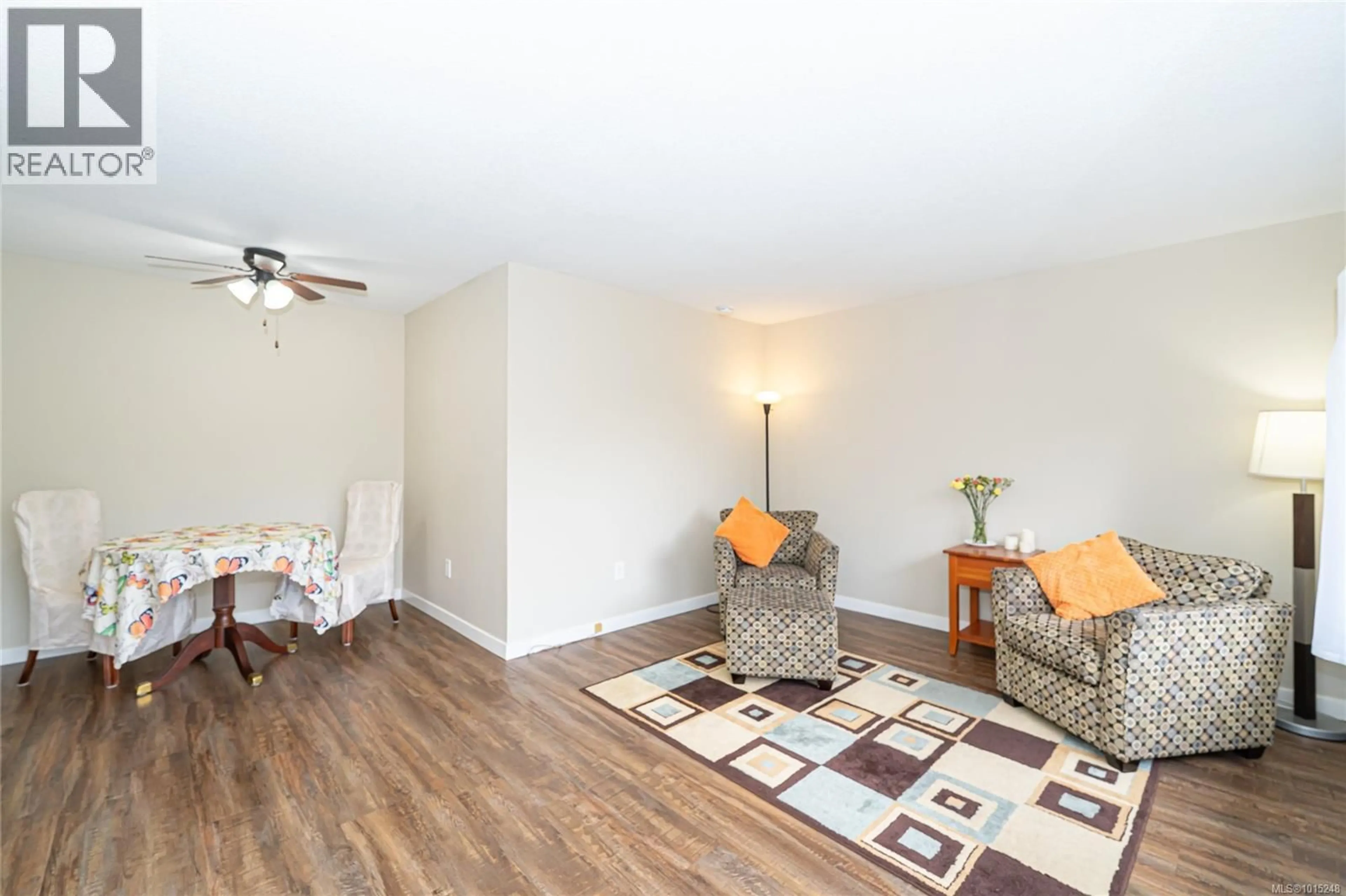 Living room with furniture, wood/laminate floor for 17 - 267 CORFIELD STREET, Parksville British Columbia V9P2G4