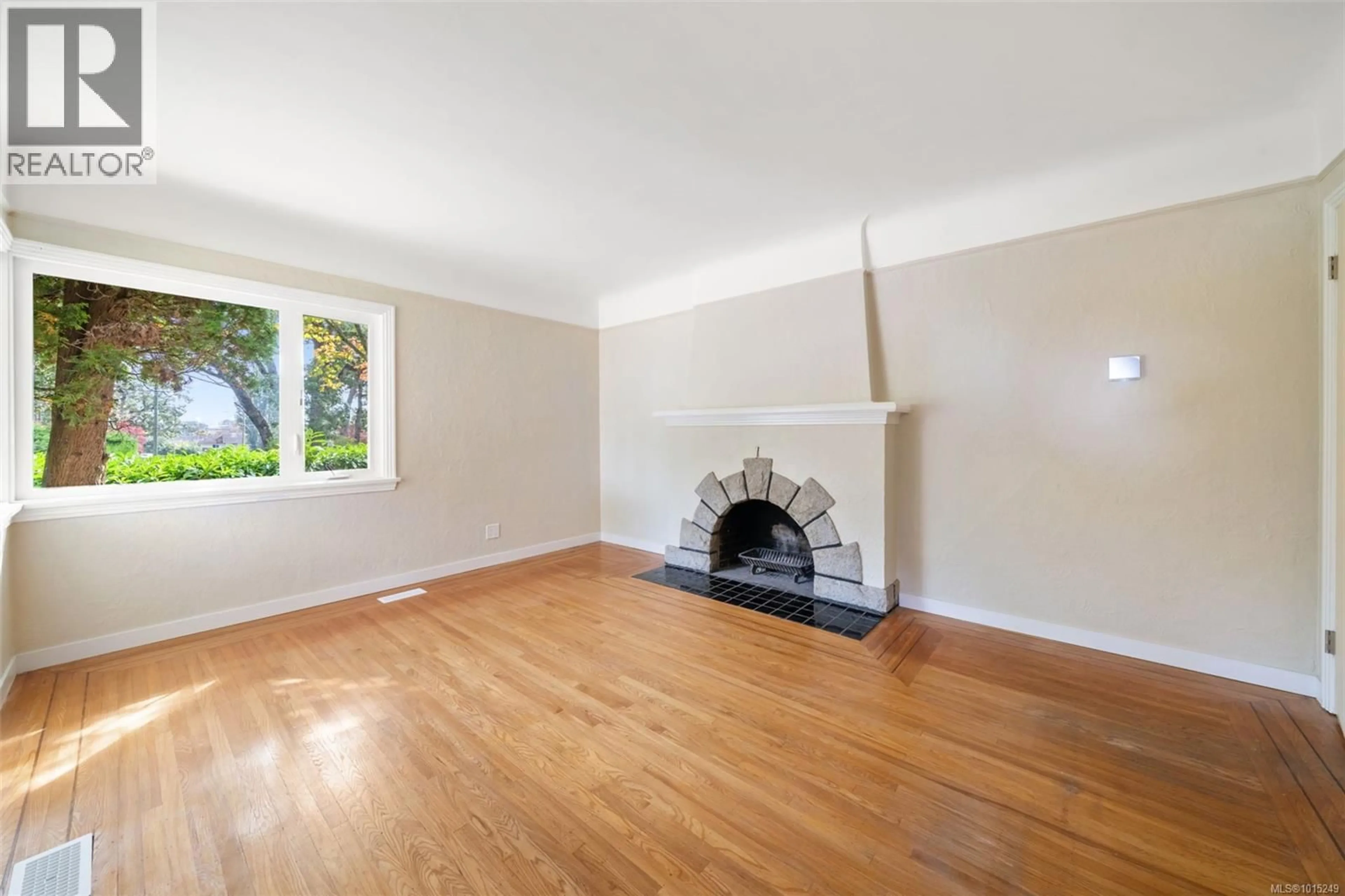 A pic of a room for 1075 BURNSIDE ROAD WEST, Saanich British Columbia V8Z1N4
