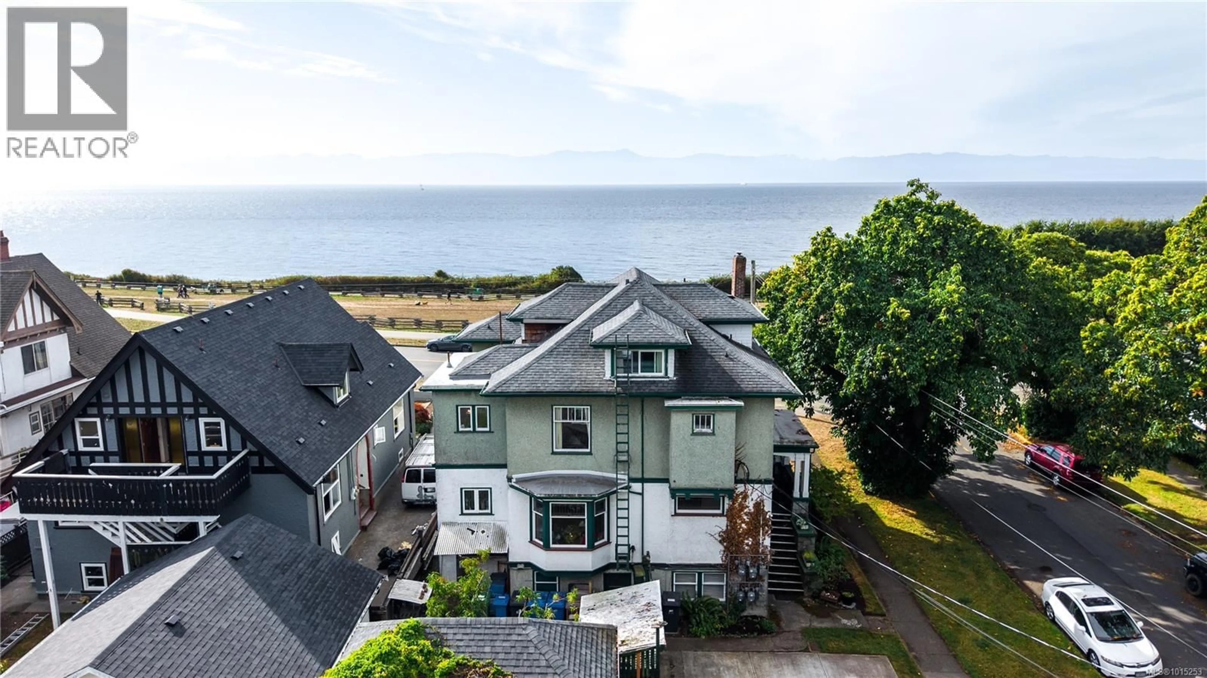A pic from outside/outdoor area/front of a property/back of a property/a pic from drone, building for 1124 DALLAS ROAD, Victoria British Columbia V8V1B9
