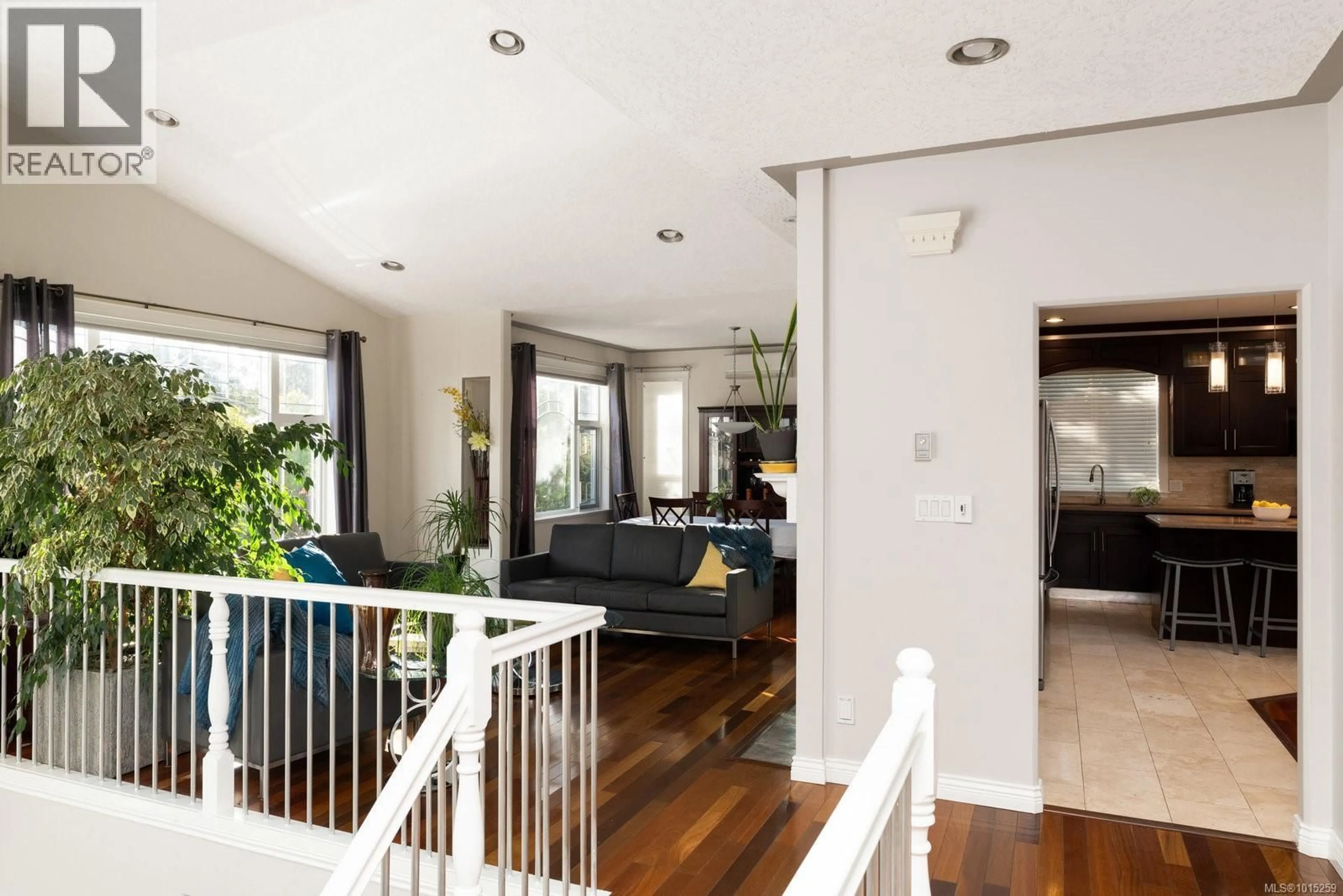 Indoor foyer for 3908A ASCOT DRIVE, Saanich British Columbia V8P3S1