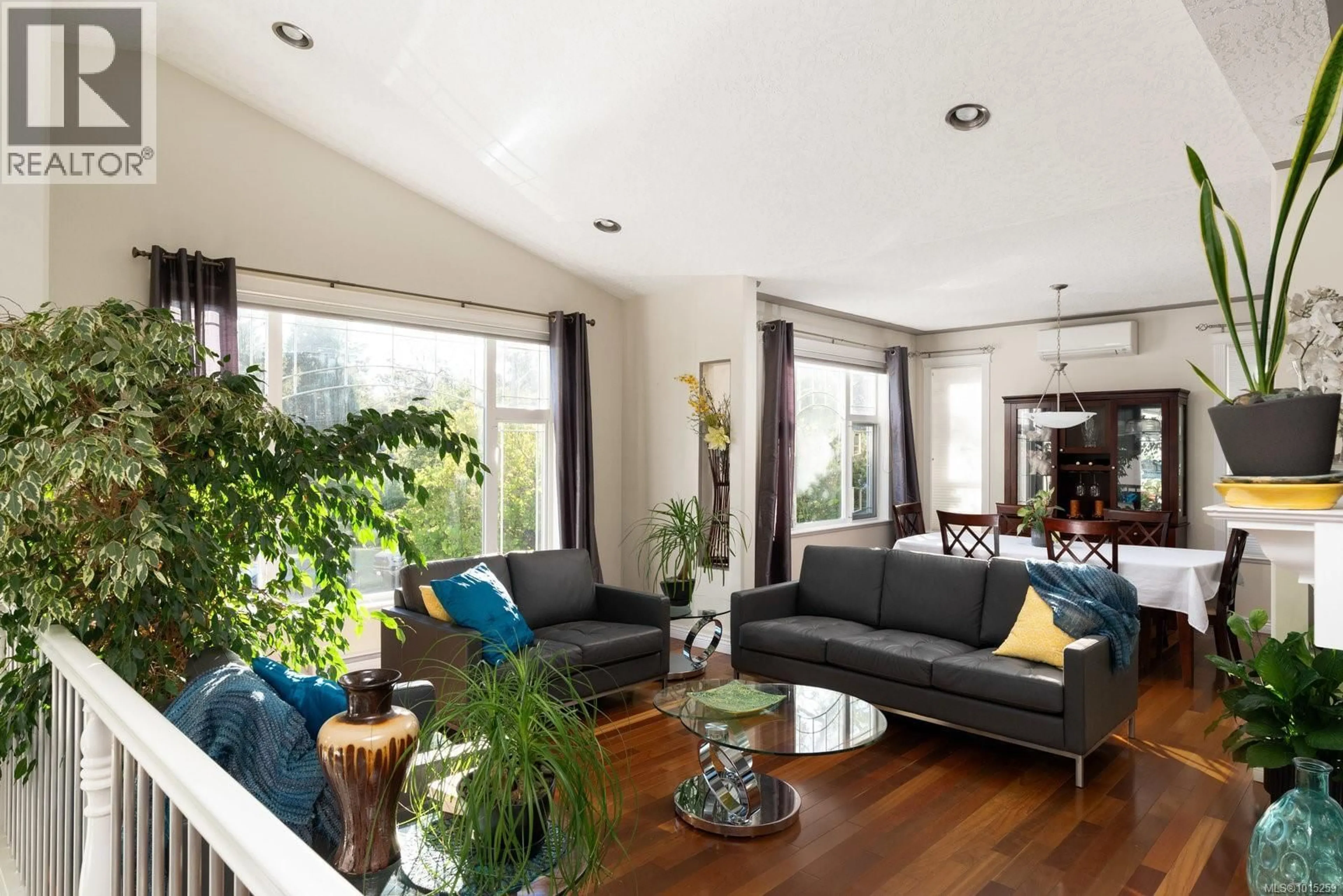 Living room with furniture, wood/laminate floor for 3908A ASCOT DRIVE, Saanich British Columbia V8P3S1
