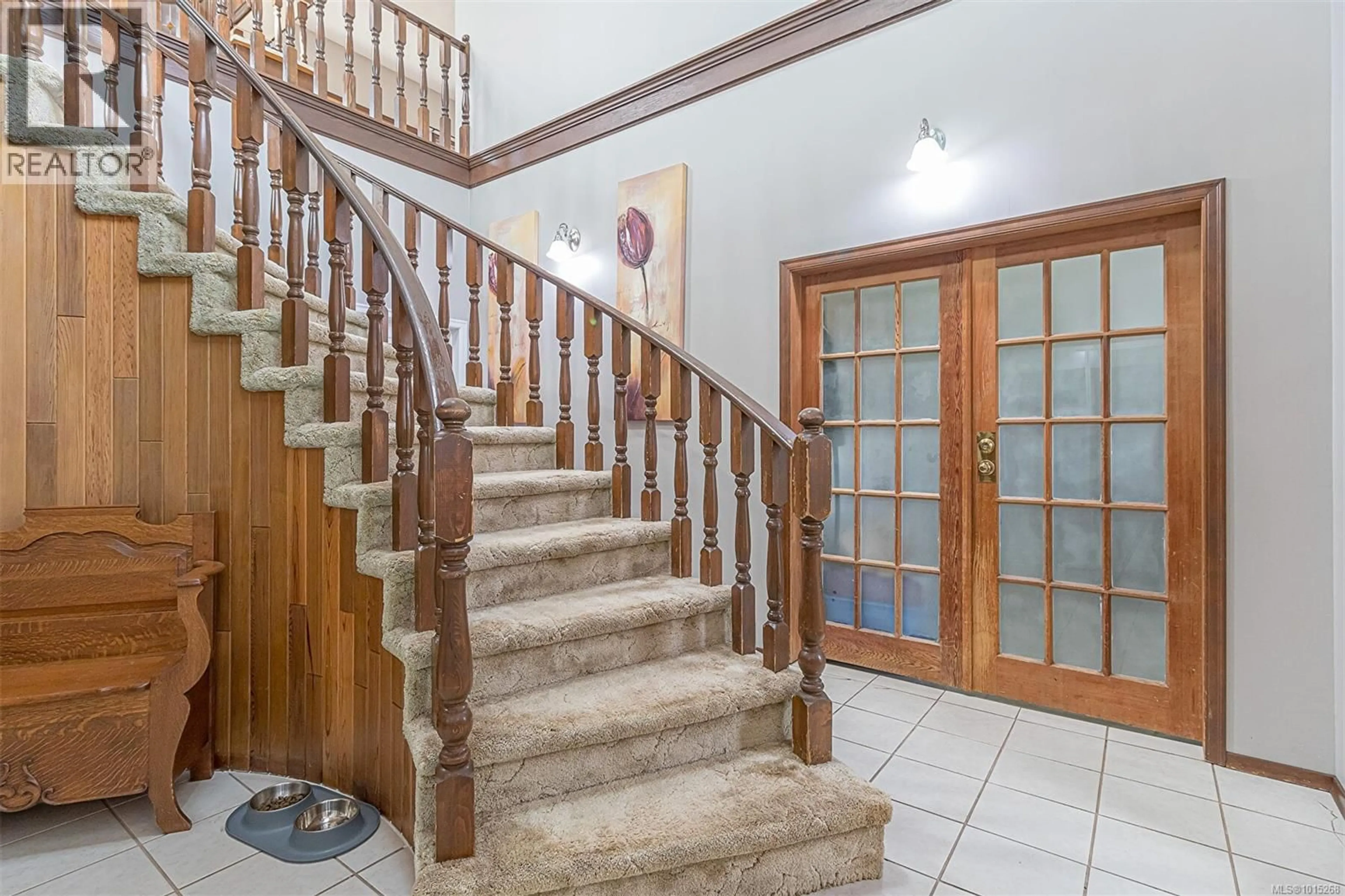 Indoor foyer for 4050 SANTA MARIA AVENUE, Saanich British Columbia V8Z5H4