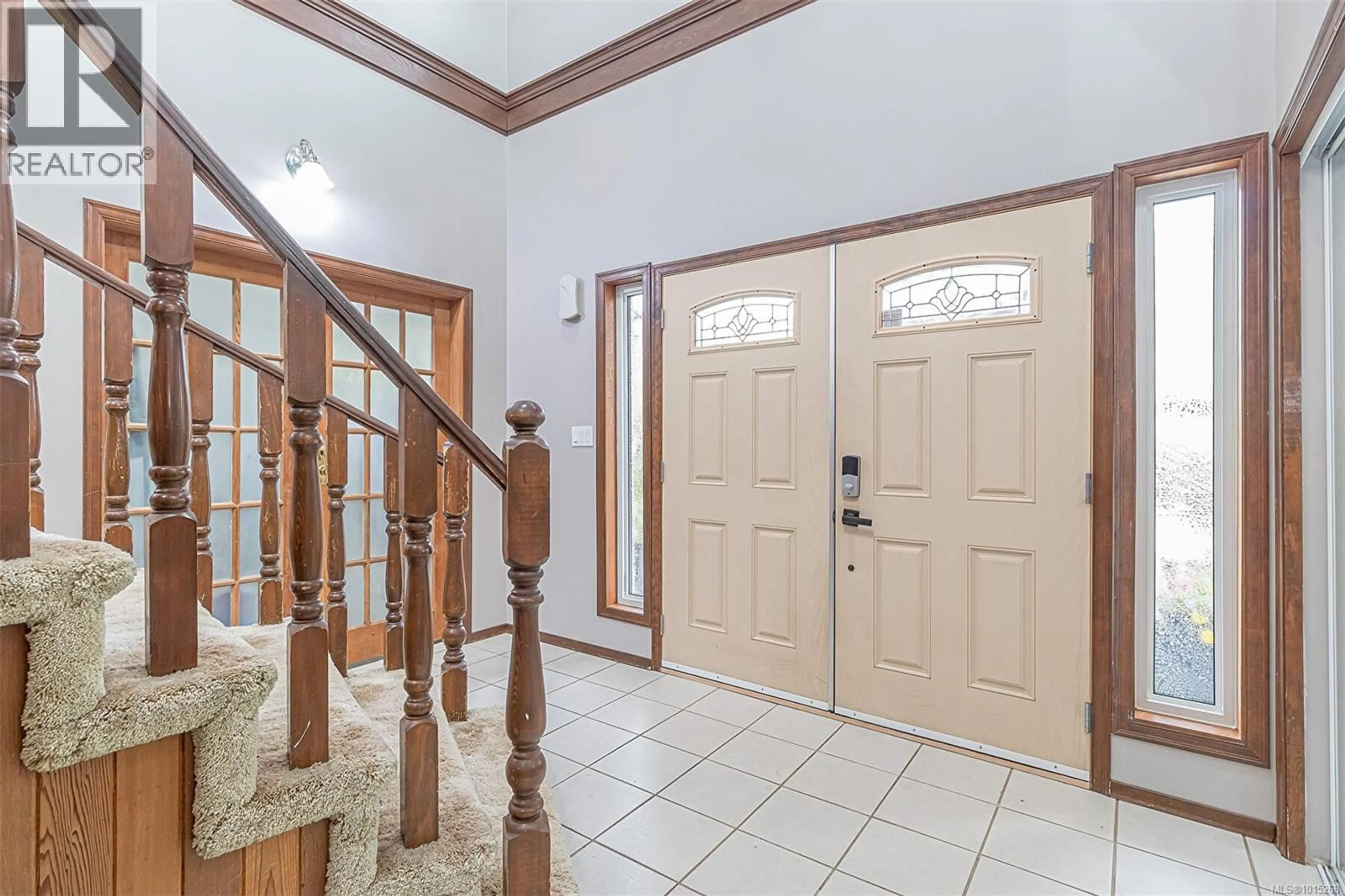 Indoor foyer for 4050 SANTA MARIA AVENUE, Saanich British Columbia V8Z5H4