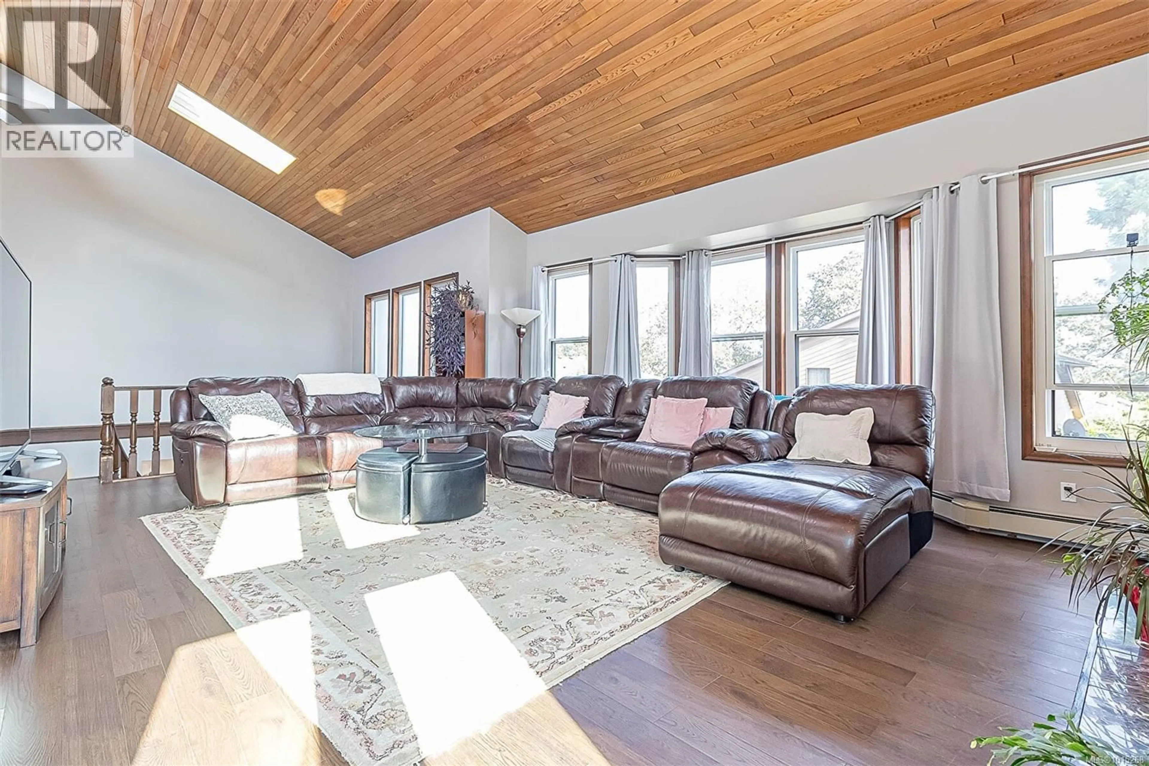 Living room with furniture, wood/laminate floor for 4050 SANTA MARIA AVENUE, Saanich British Columbia V8Z5H4