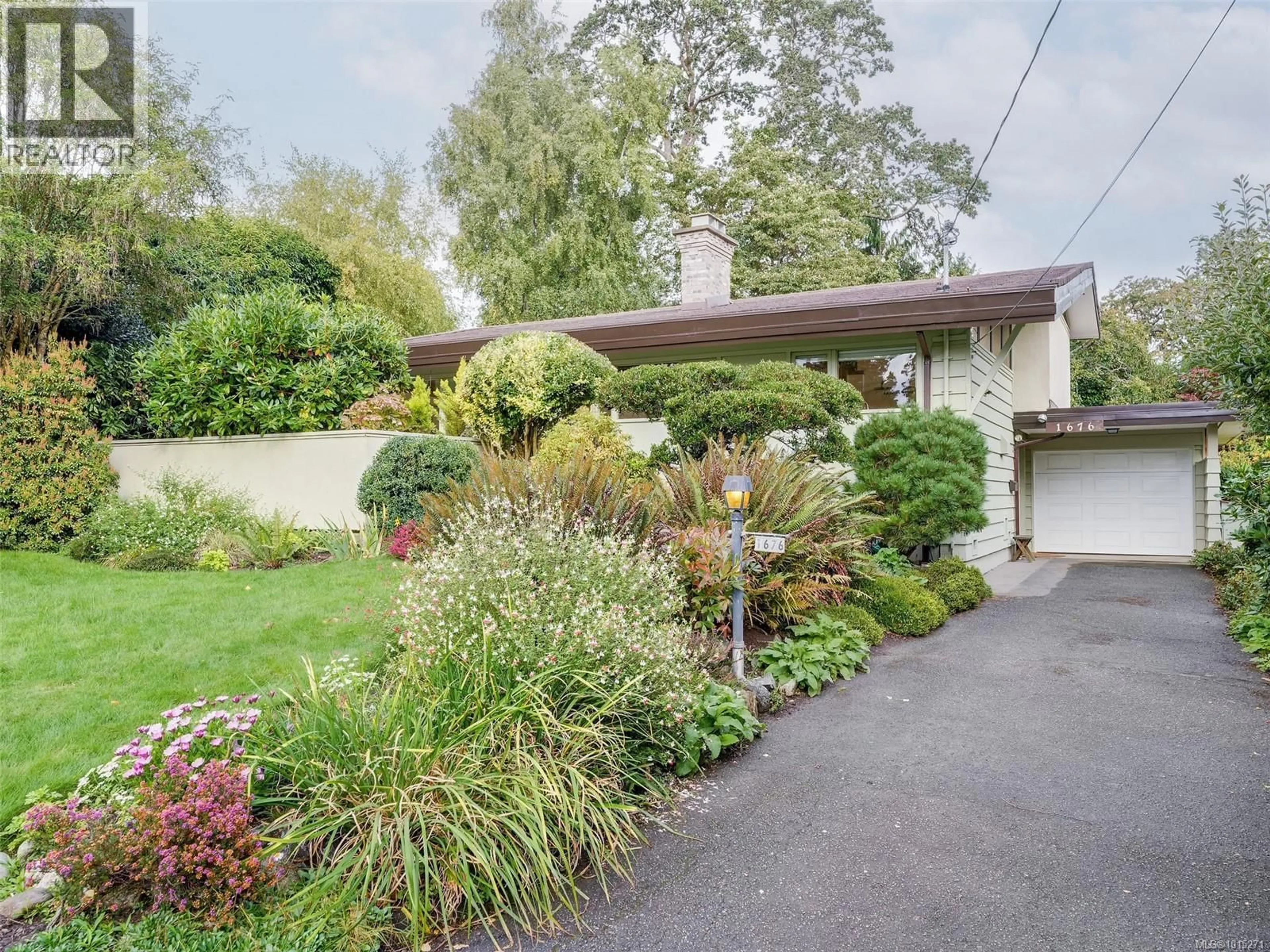 A pic from outside/outdoor area/front of a property/back of a property/a pic from drone, street for 1676 ST. FRANCIS WOOD, Victoria British Columbia V8X1X6