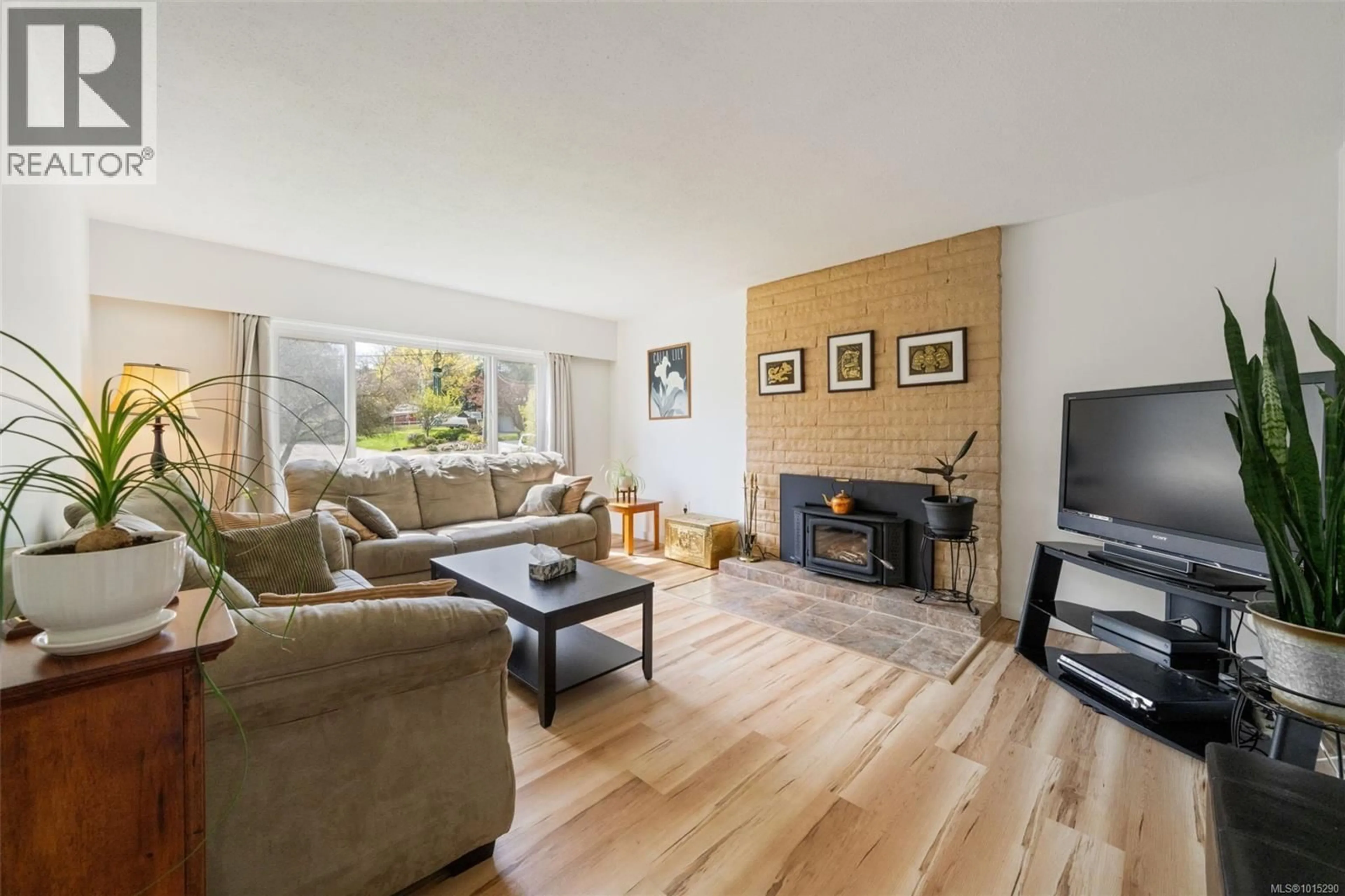 Living room with furniture, wood/laminate floor for 2498 MEADOWLAND DRIVE, Central Saanich British Columbia V8Z5P5
