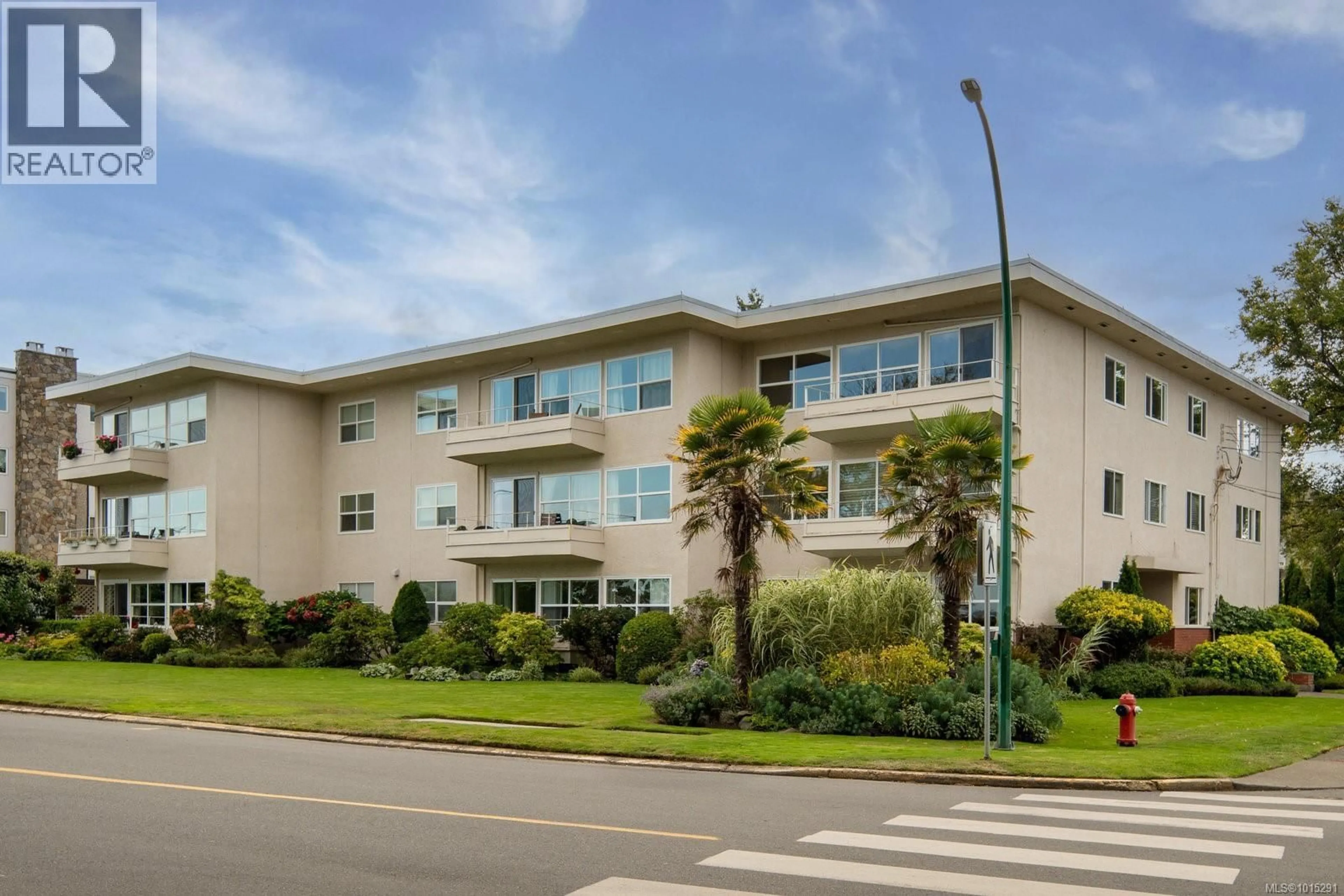 Unknown for 301 - 1318 BEACH DRIVE, Oak Bay British Columbia V8S2N5
