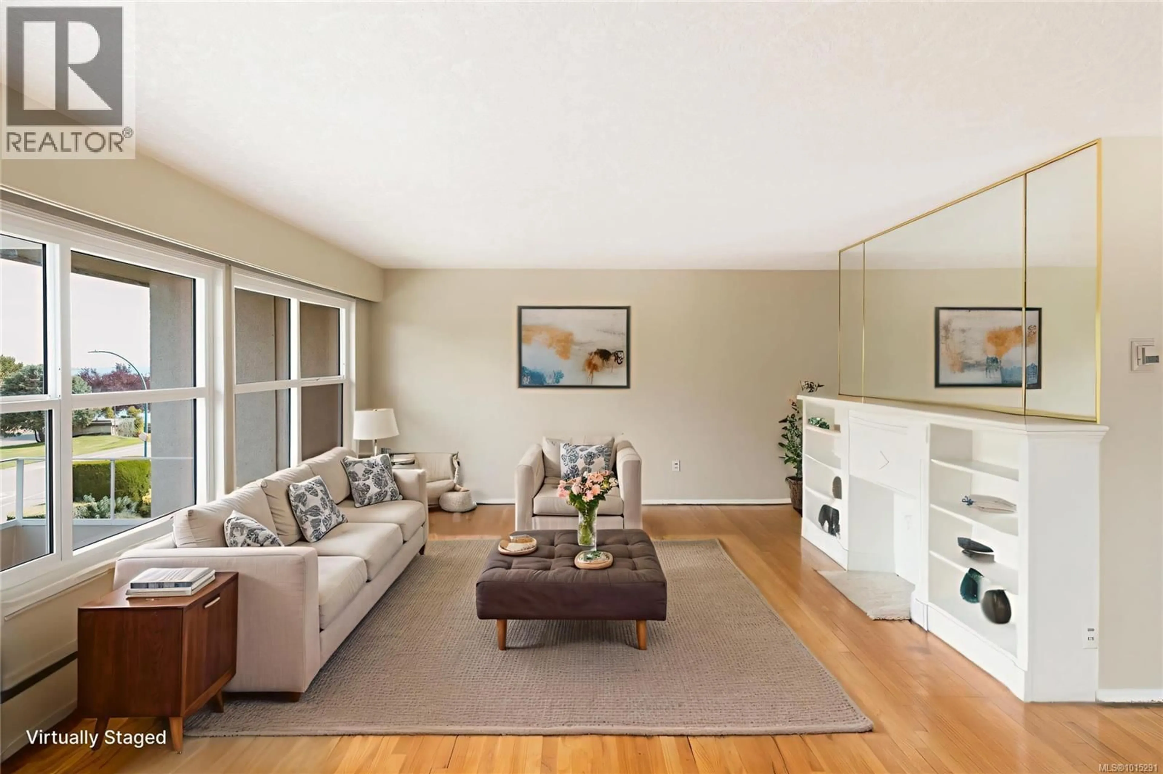 Living room with furniture, unknown for 301 - 1318 BEACH DRIVE, Oak Bay British Columbia V8S2N5