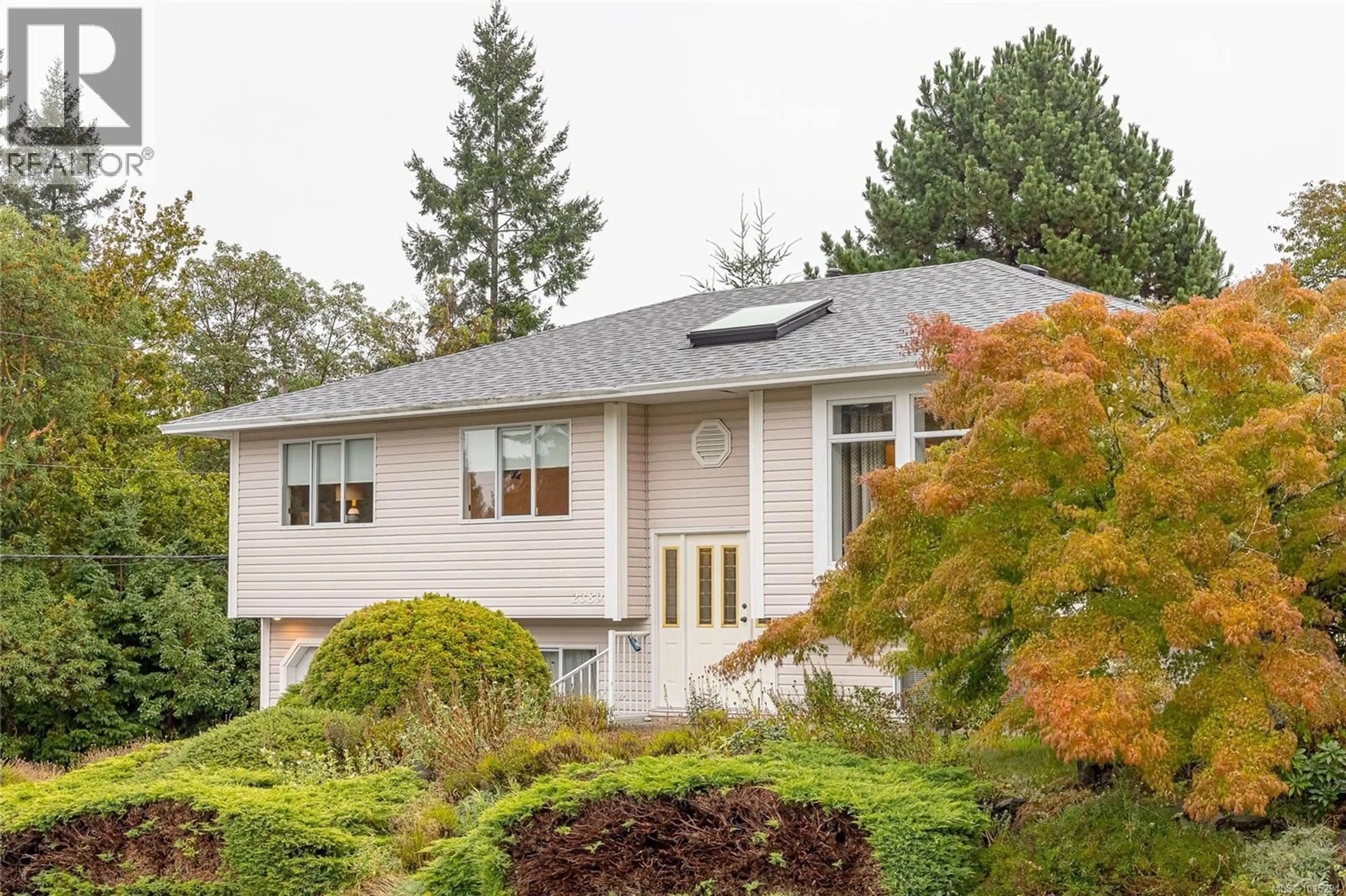Home with vinyl exterior material, street for 2389 WESTHILL PLACE, Nanaimo British Columbia V9R6M9
