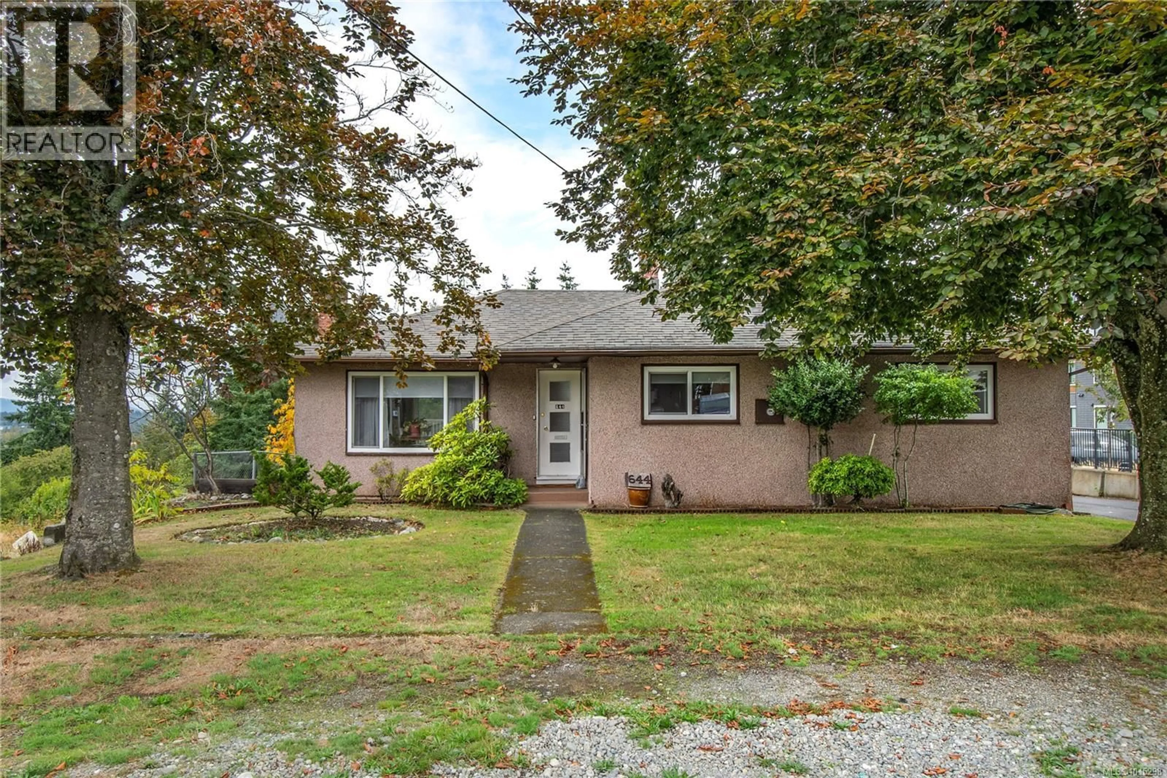 Home with vinyl exterior material, street for 644 8TH AVENUE, Campbell River British Columbia V9W6R5