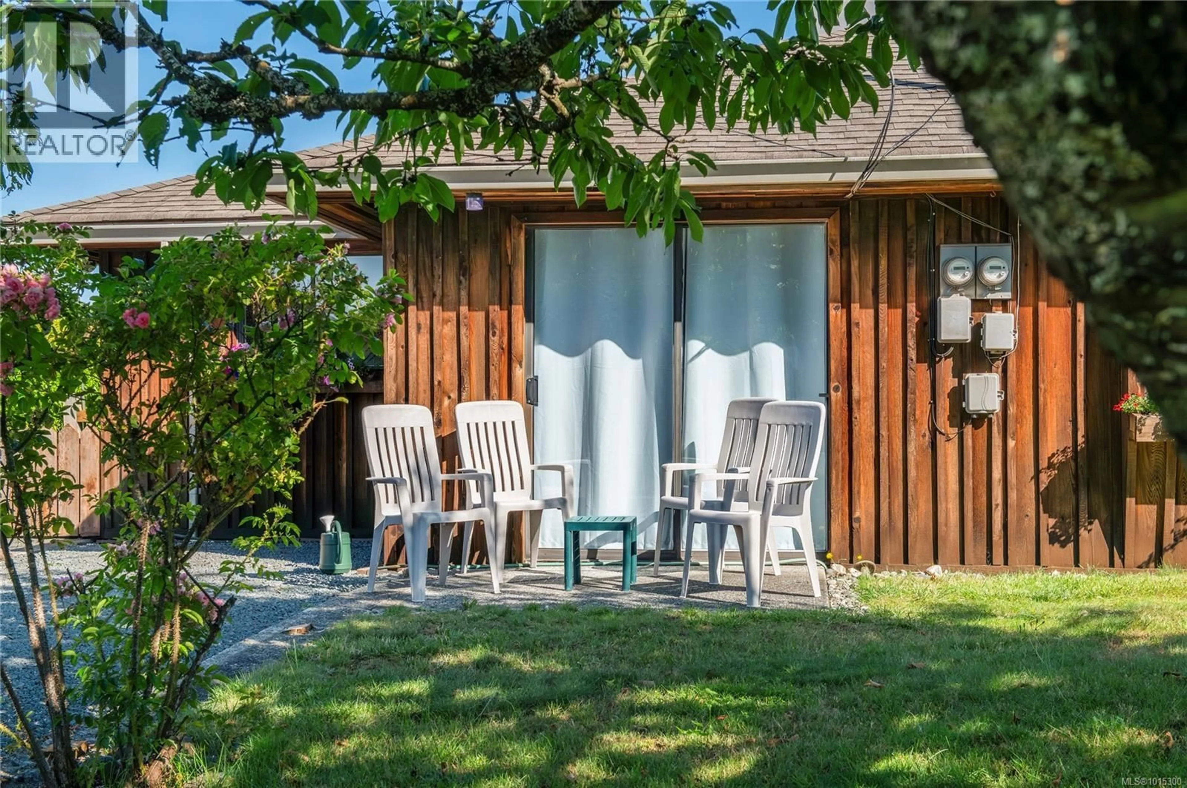 Patio, street for 217 LARWOOD ROAD, Campbell River British Columbia V9W1S3