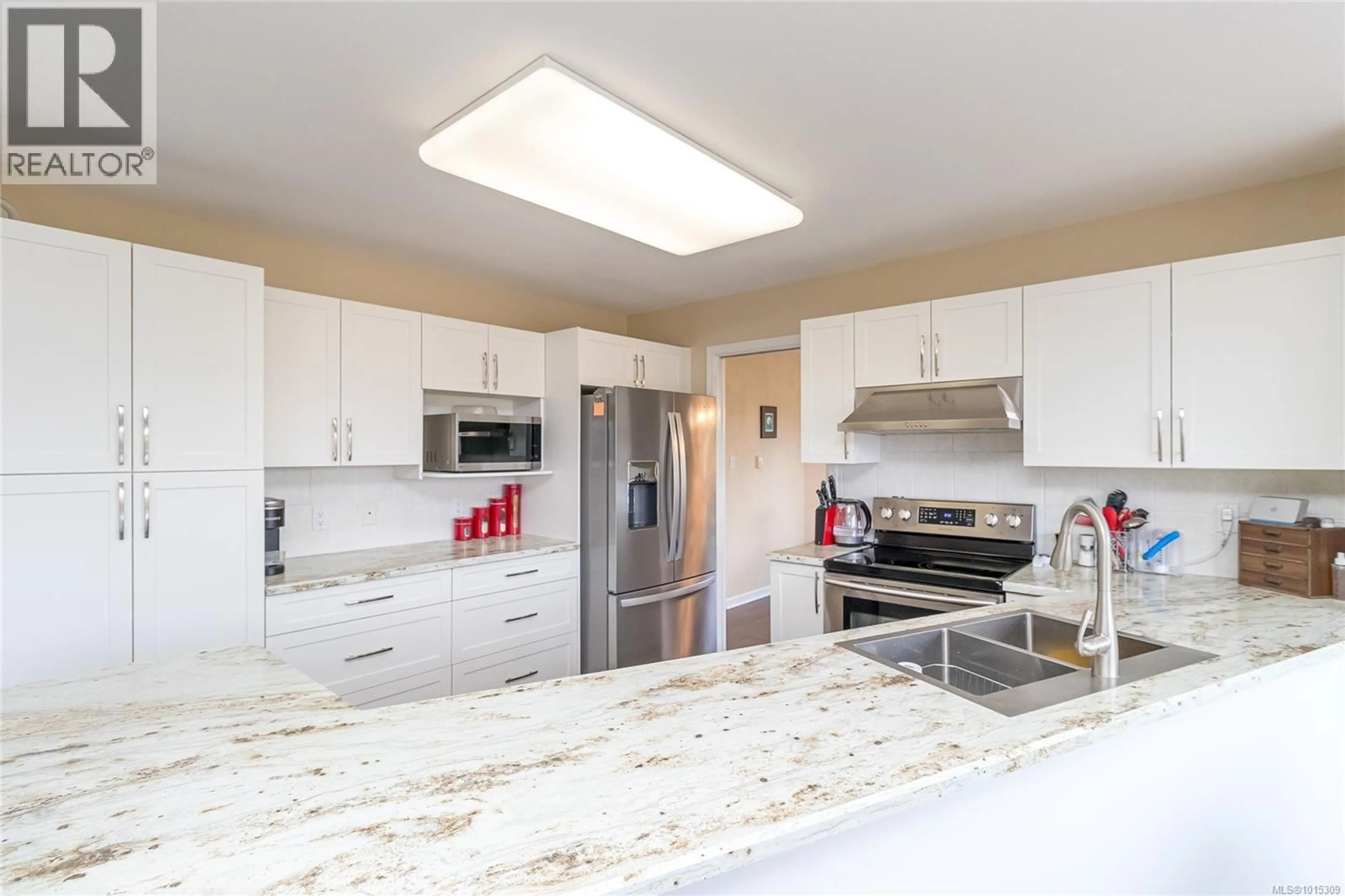 Open concept kitchen, ceramic/tile floor for 639 EAGLE TREE CLOSE, Parksville British Columbia V9P2N9