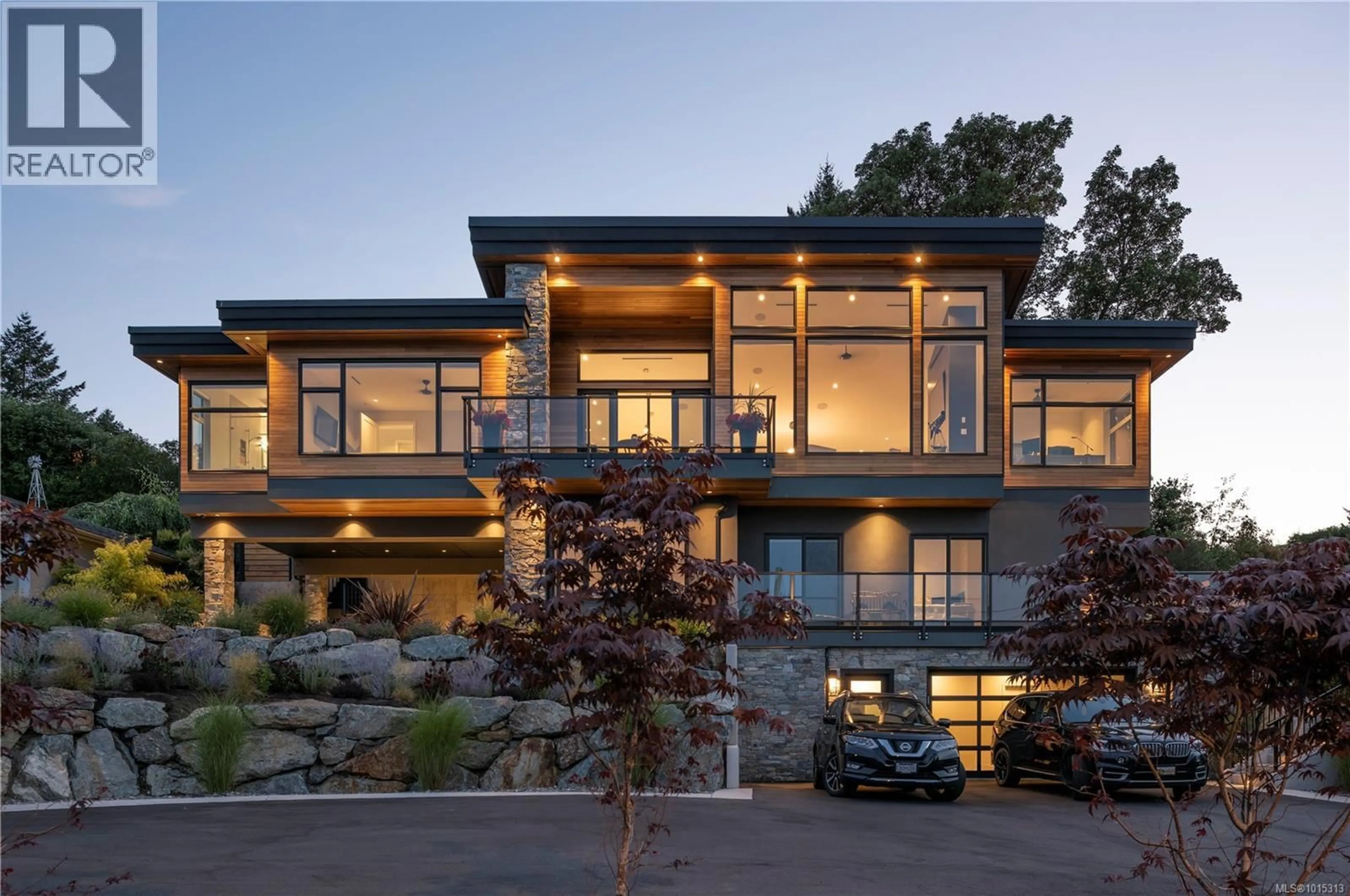 Home with brick exterior material, mountain view for 928 CLAREMONT AVENUE, Saanich British Columbia V8Y1K3