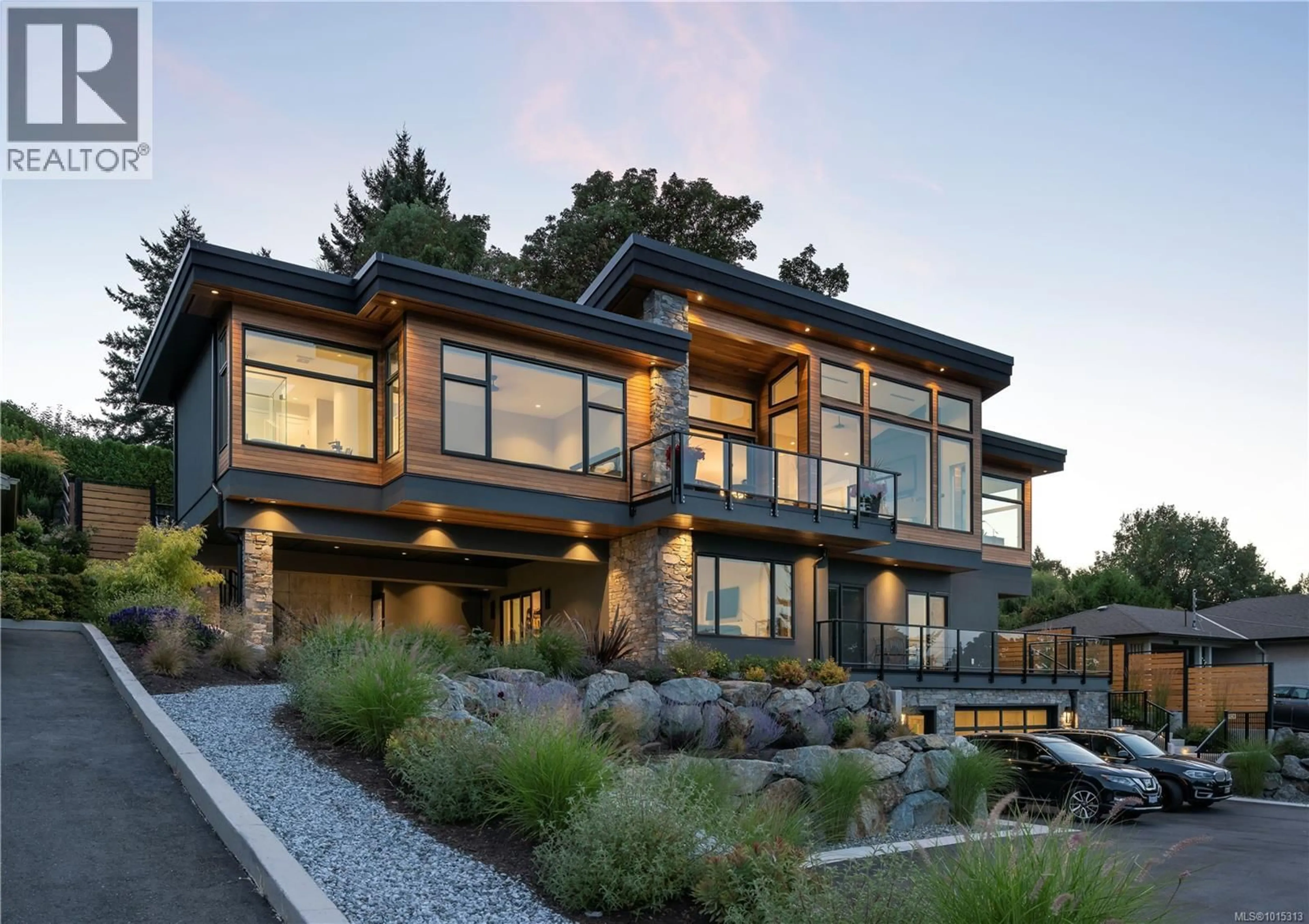 Home with brick exterior material, unknown for 928 CLAREMONT AVENUE, Saanich British Columbia V8Y1K3