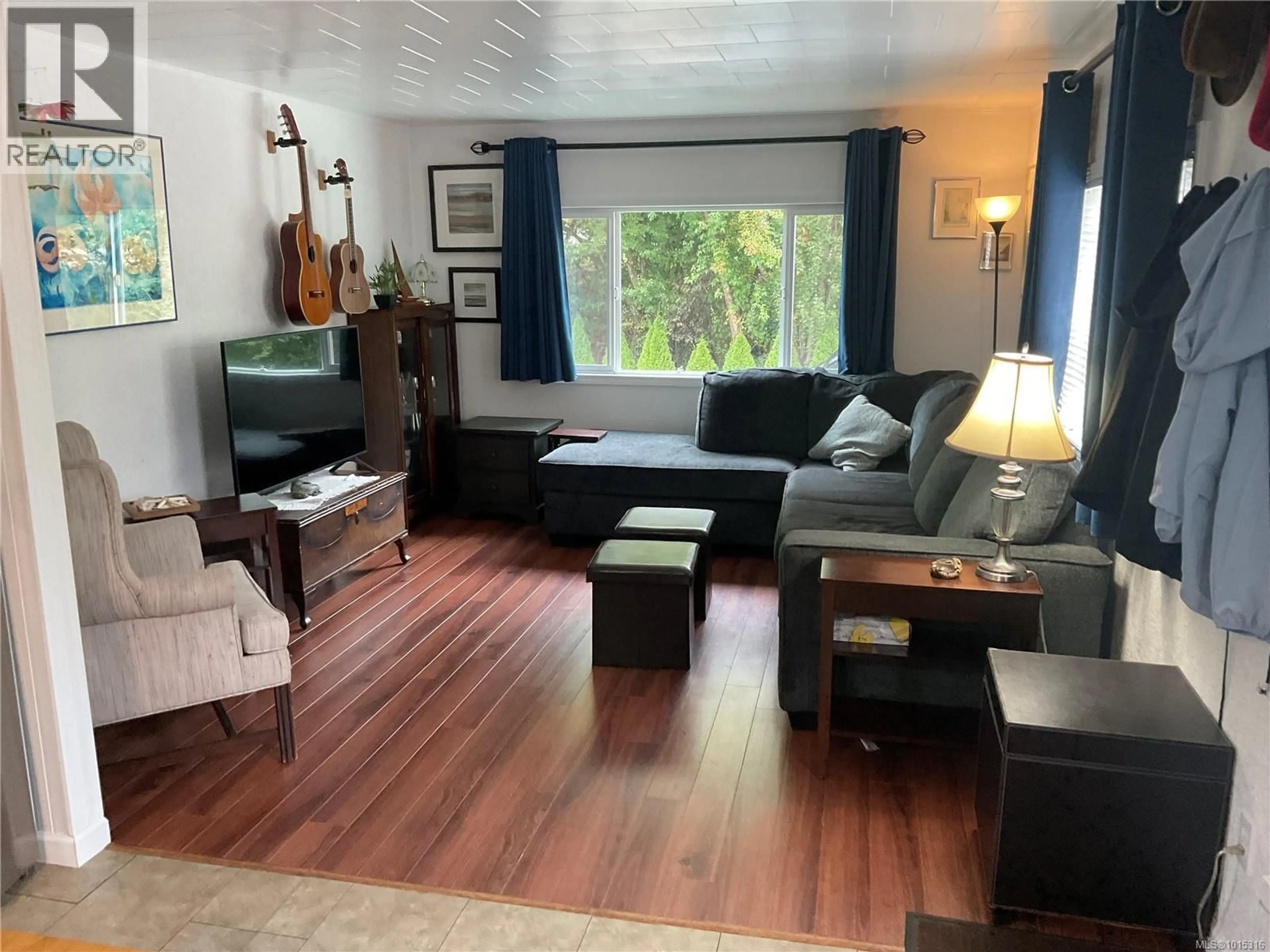 Living room with furniture, wood/laminate floor for 14 - 1074 OLD VICTORIA ROAD, Nanaimo British Columbia V9R6L7