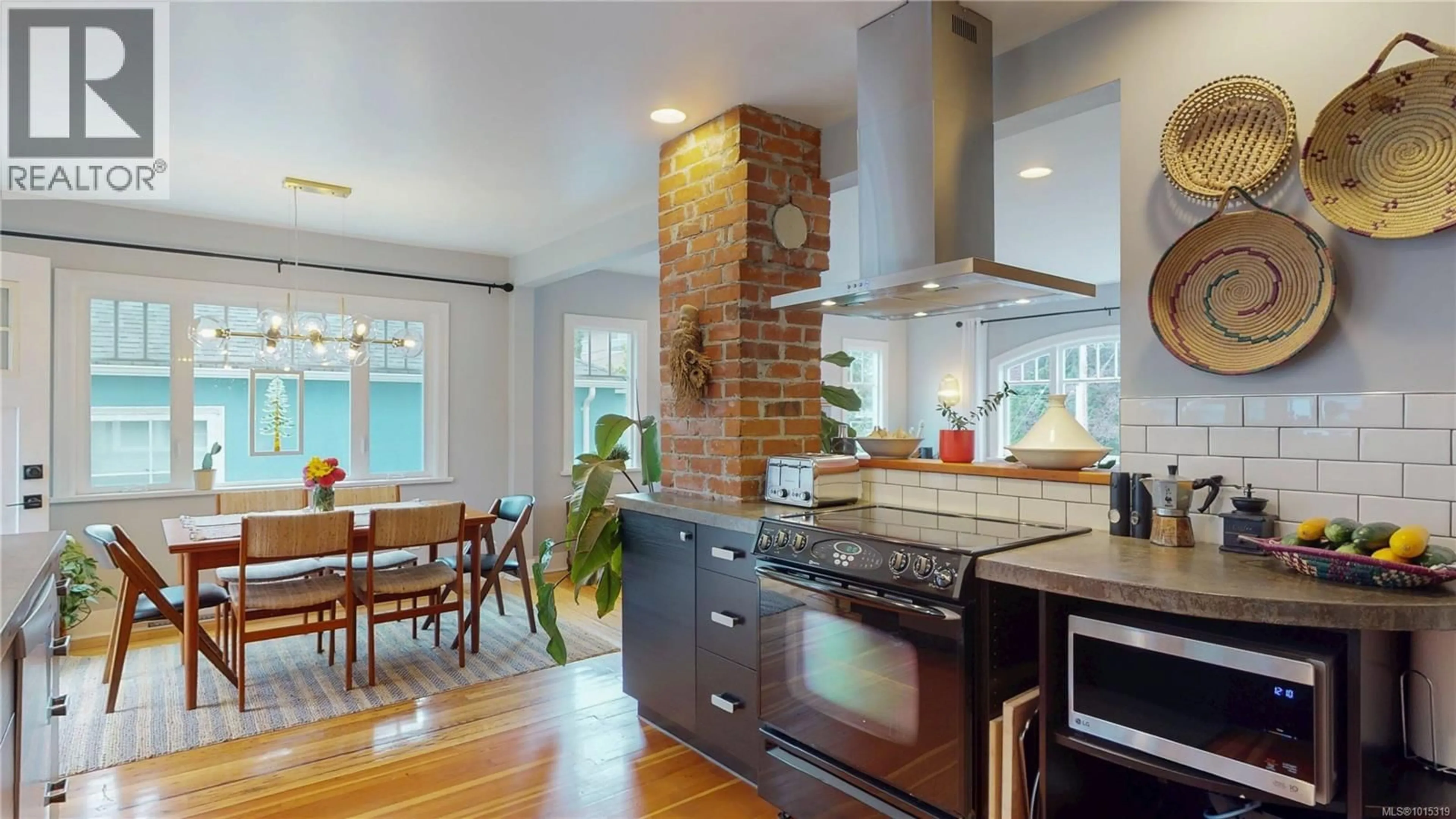 Open concept kitchen, ceramic/tile floor for 1024 TOLMIE AVENUE, Saanich British Columbia V8X2H1
